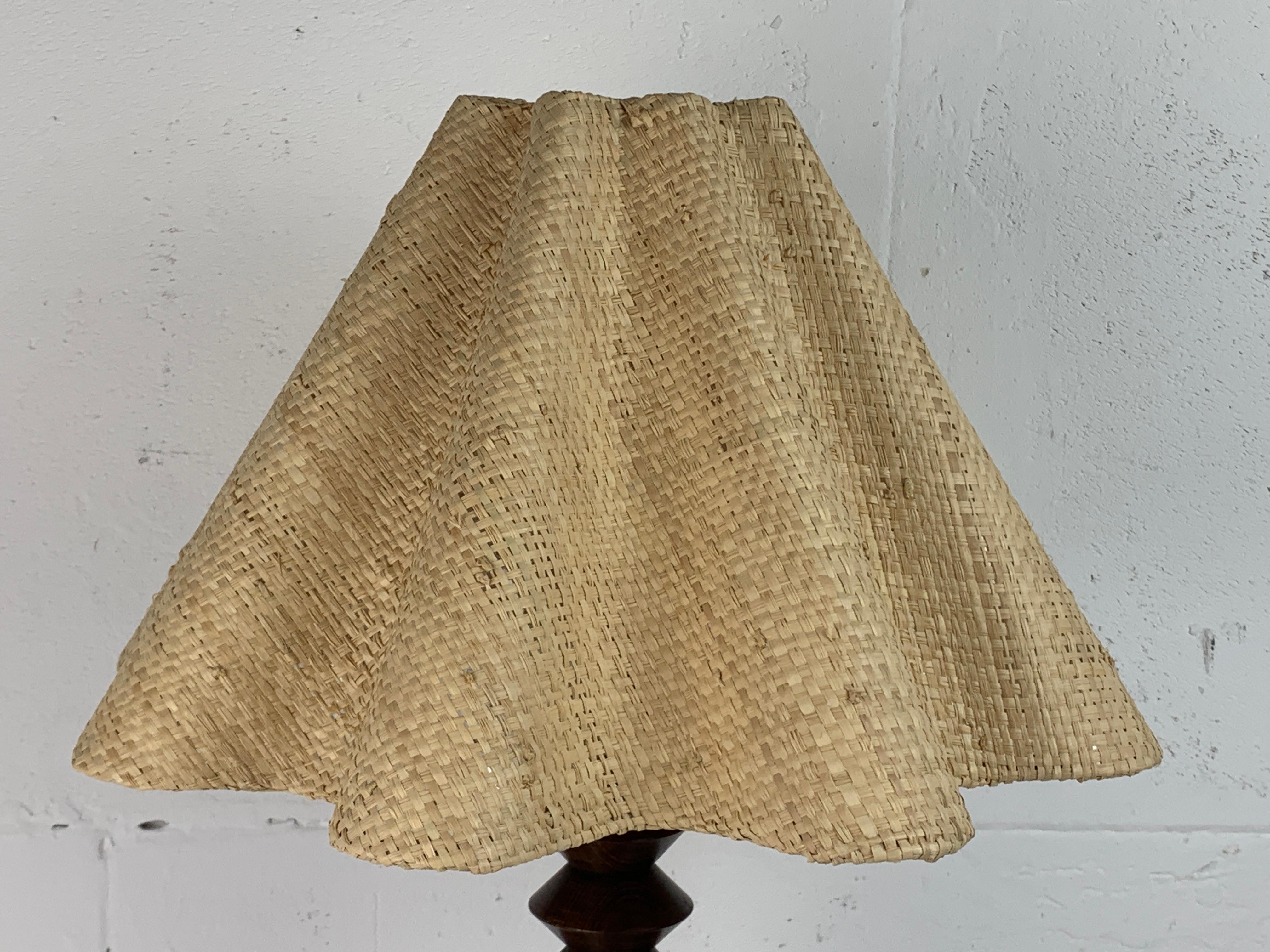 Milieu du XXe siècle Lampe de table moderniste française en bois tourné dans le style de Charles Dudouyt, années 1950 en vente