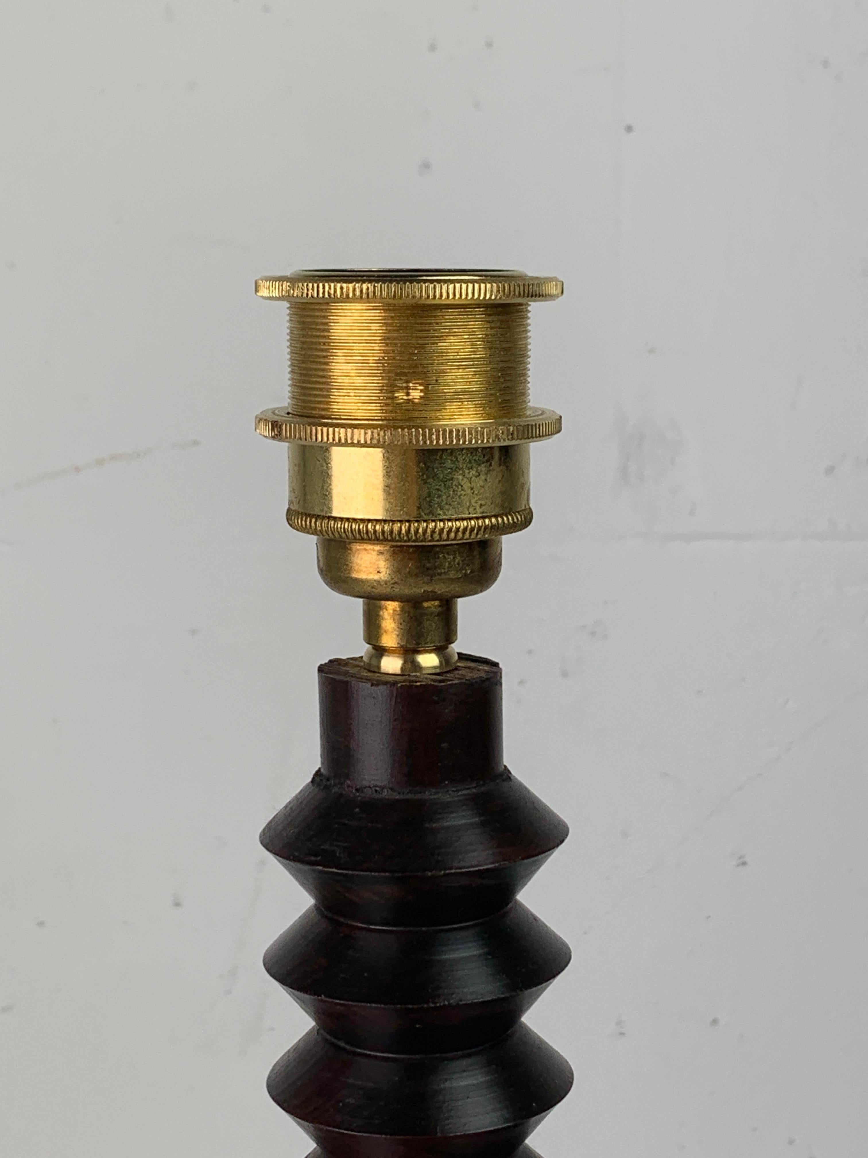 Bois Lampe de table moderniste française en bois tourné dans le style de Charles Dudouyt, années 1950 en vente