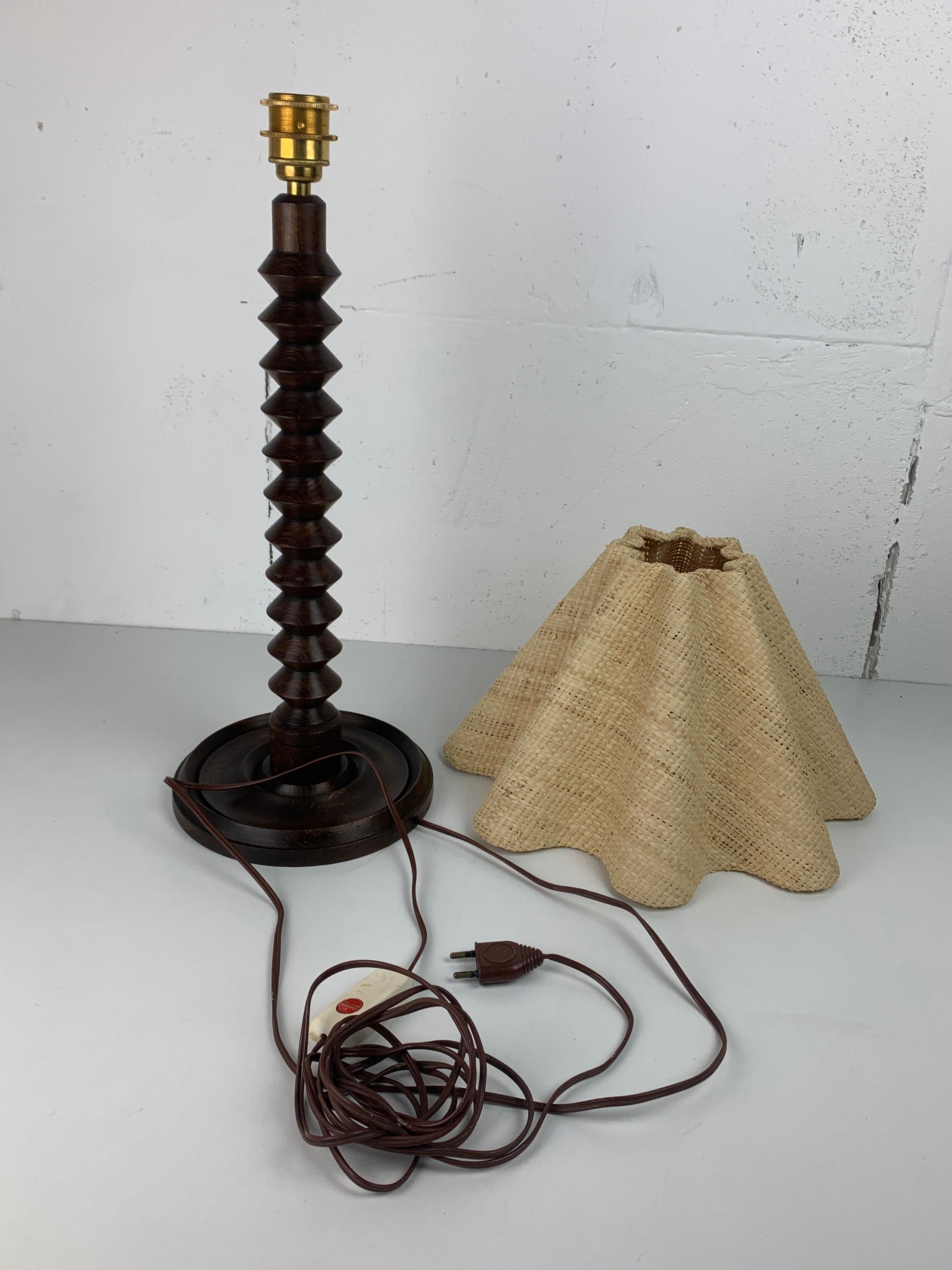Bois Lampe de table moderniste française en bois tourné dans le style de Charles Dudouyt, années 1950 en vente