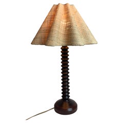 Lampe de table moderniste française en bois tourné dans le style de Charles Dudouyt, années 1950