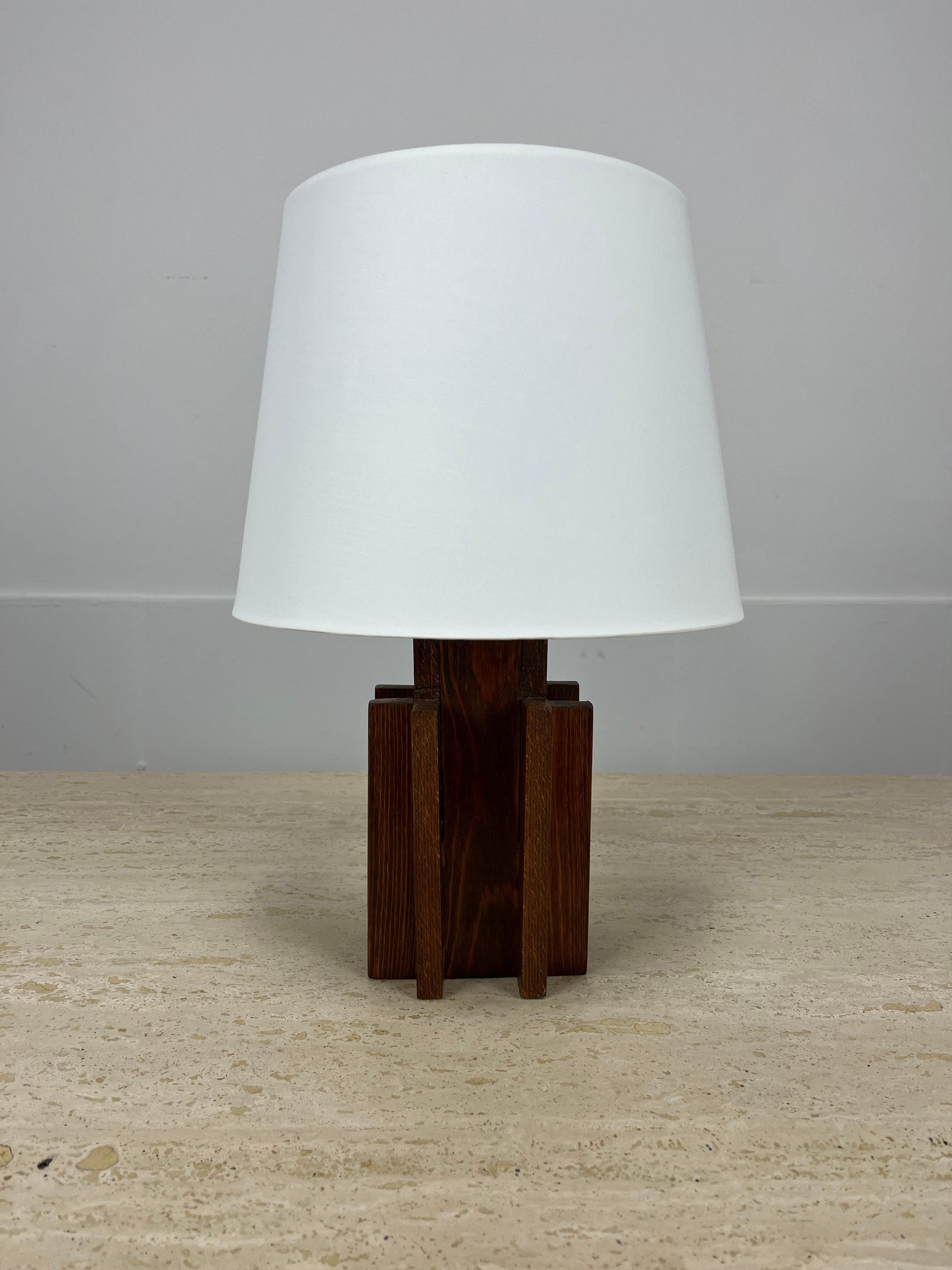 Lampe de table moderniste Art déco française des années 1930 / 1940, en bois. Bon état. 

Dimensions totales, y compris l'abat-jour : hauteur 37,5 cm, diamètre 25 cm.
Dimensions de la lampe seule : hauteur 23 cm, largeur 11 cm, profondeur 11 cm.