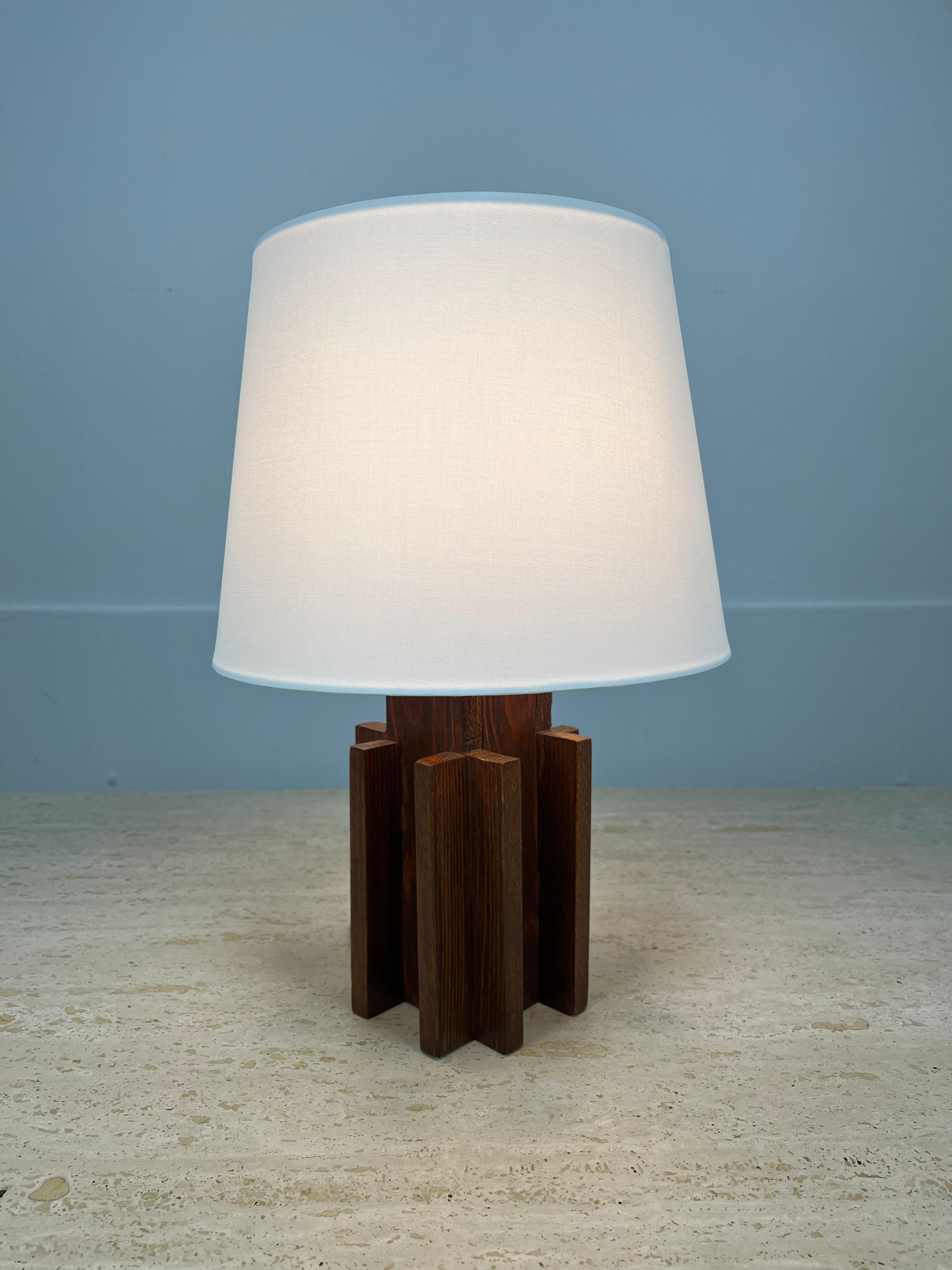 Français Lampe de table moderniste française en bois, Art déco, 1930 1940 en vente