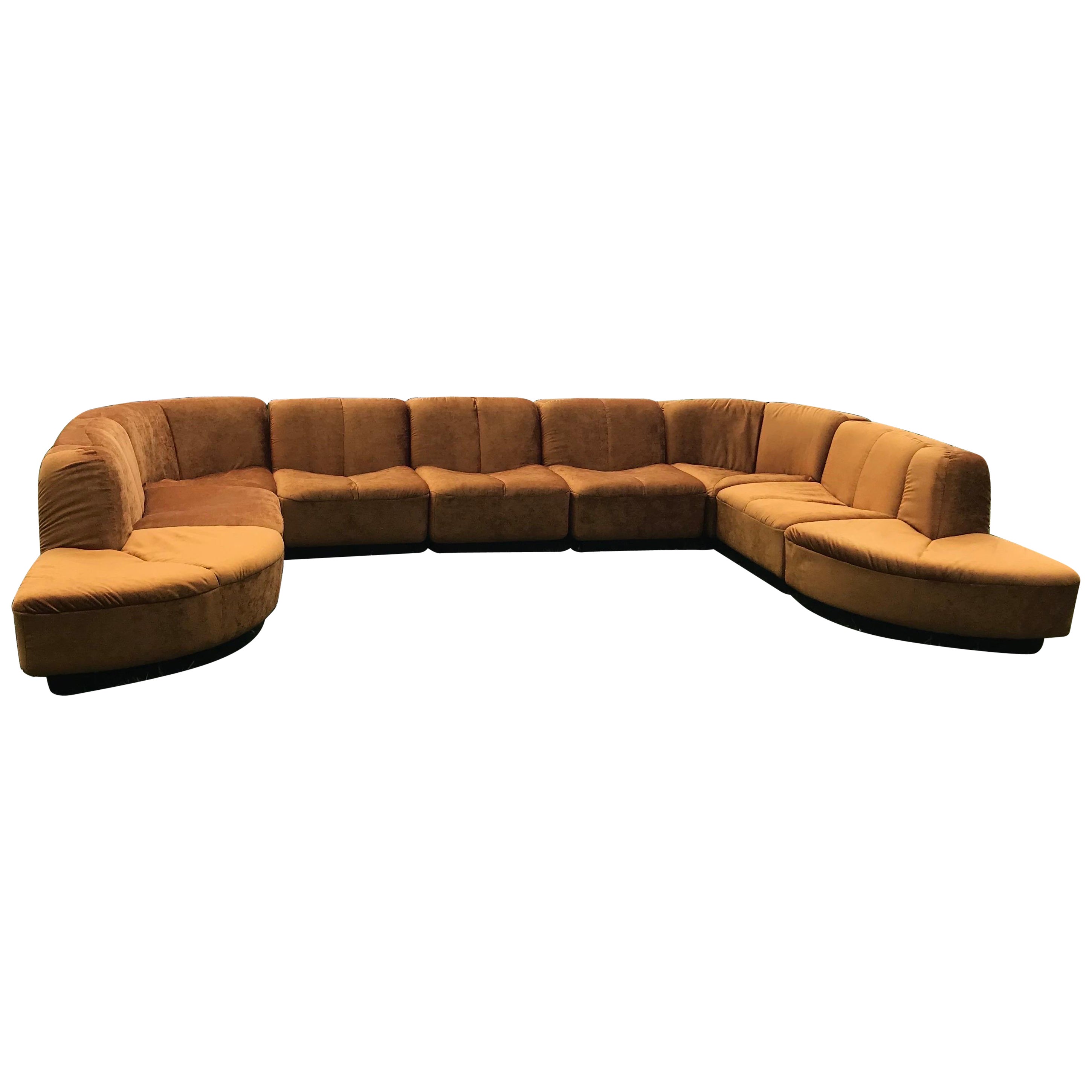 Französisches Modulsofa aus den 70er Jahren, bestehend aus 9 Sitzen,
Vollständig neu gepolstert mit karamellfarbenem Samt-Jab
 
Viele Formen sind möglich 
Sie können es auf verschiedene Arten einrichten
Sehr elegant und gemütlich 