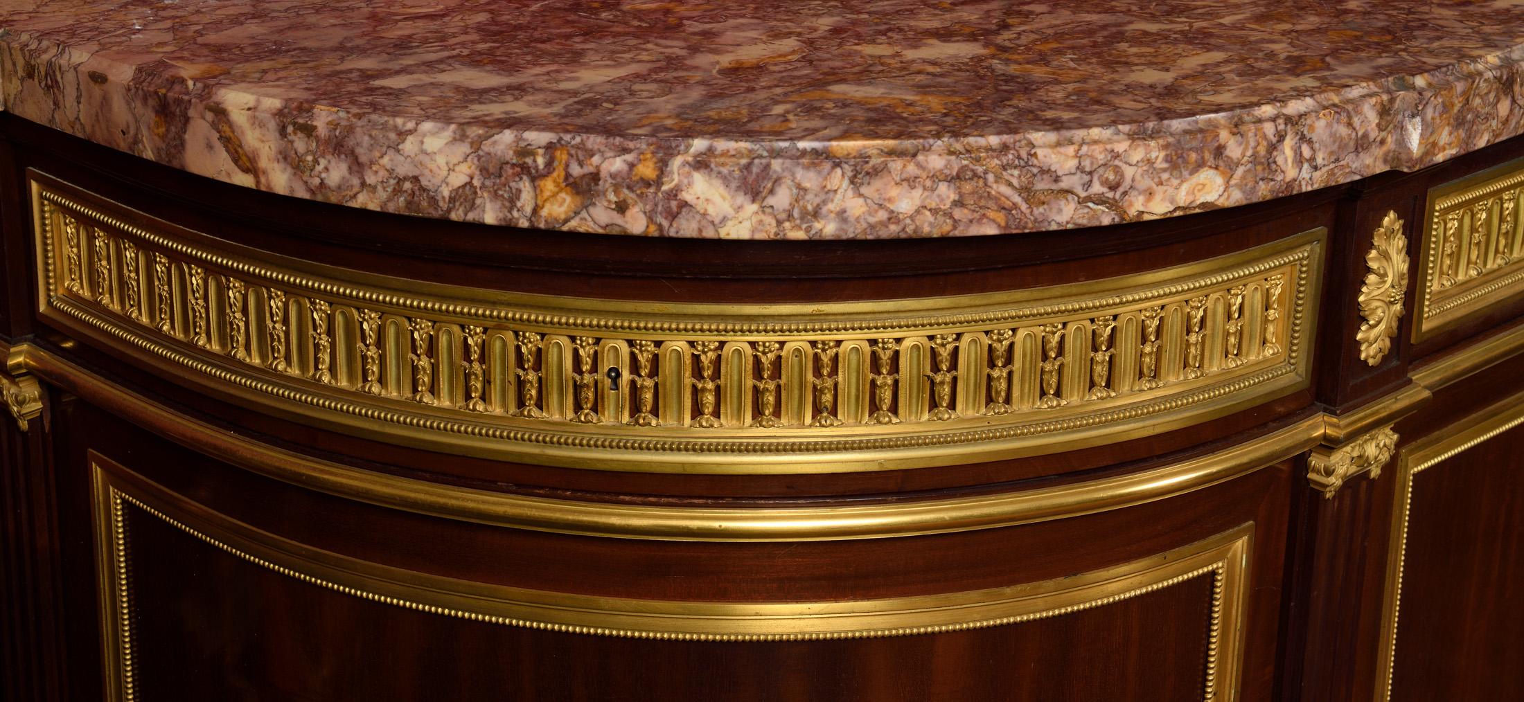 Très belle console en bronze mohagany et bronze doré par F.Linke 
La qualité et les détails sont d'un travail exceptionnel. Ce meuble peut s'accorder avec toutes les décorations grâce à sa qualité,il possède deux tiroirs latéraux et un tiroir