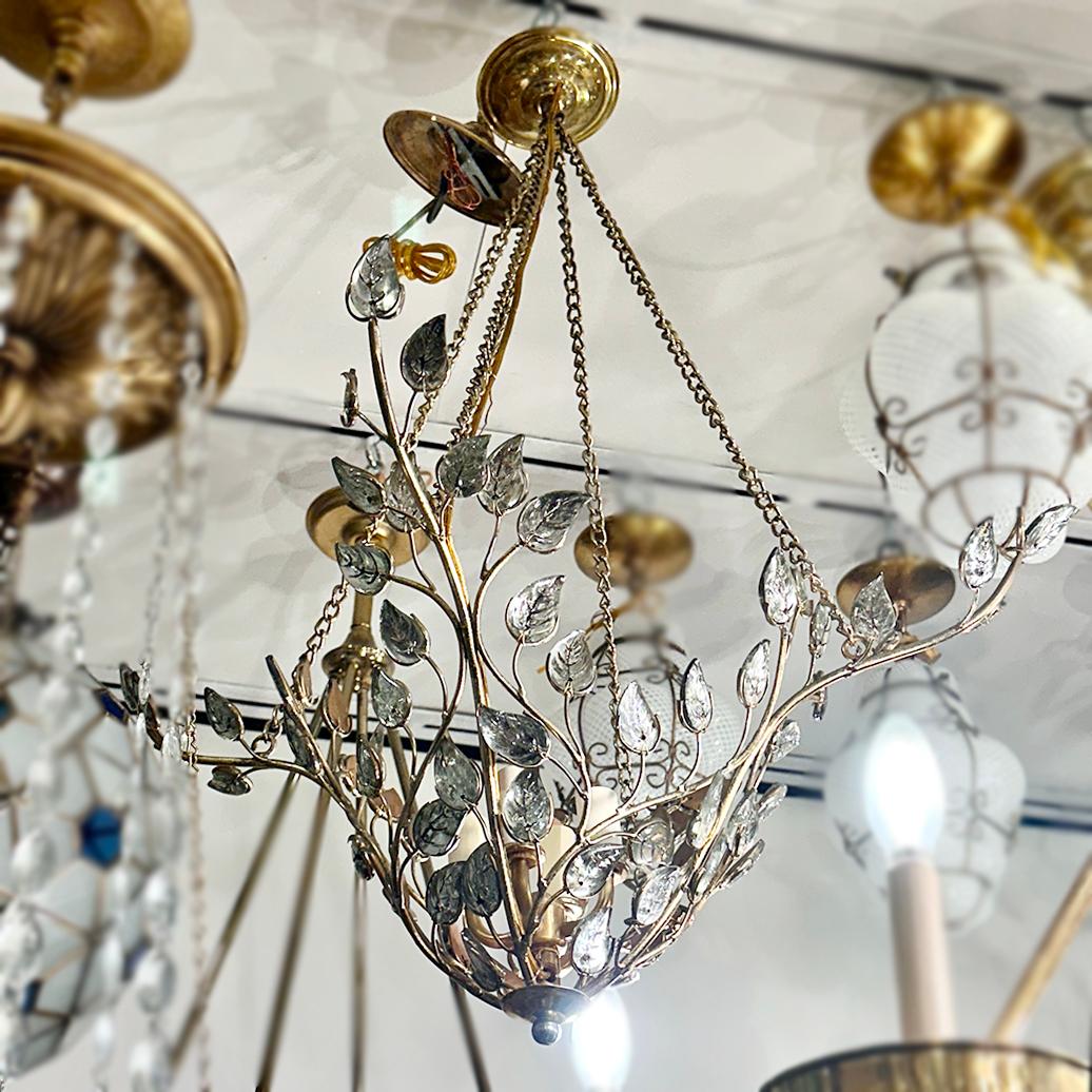 Lampadario francese a foglie di vetro modellato In condizioni buone in vendita a New York, NY