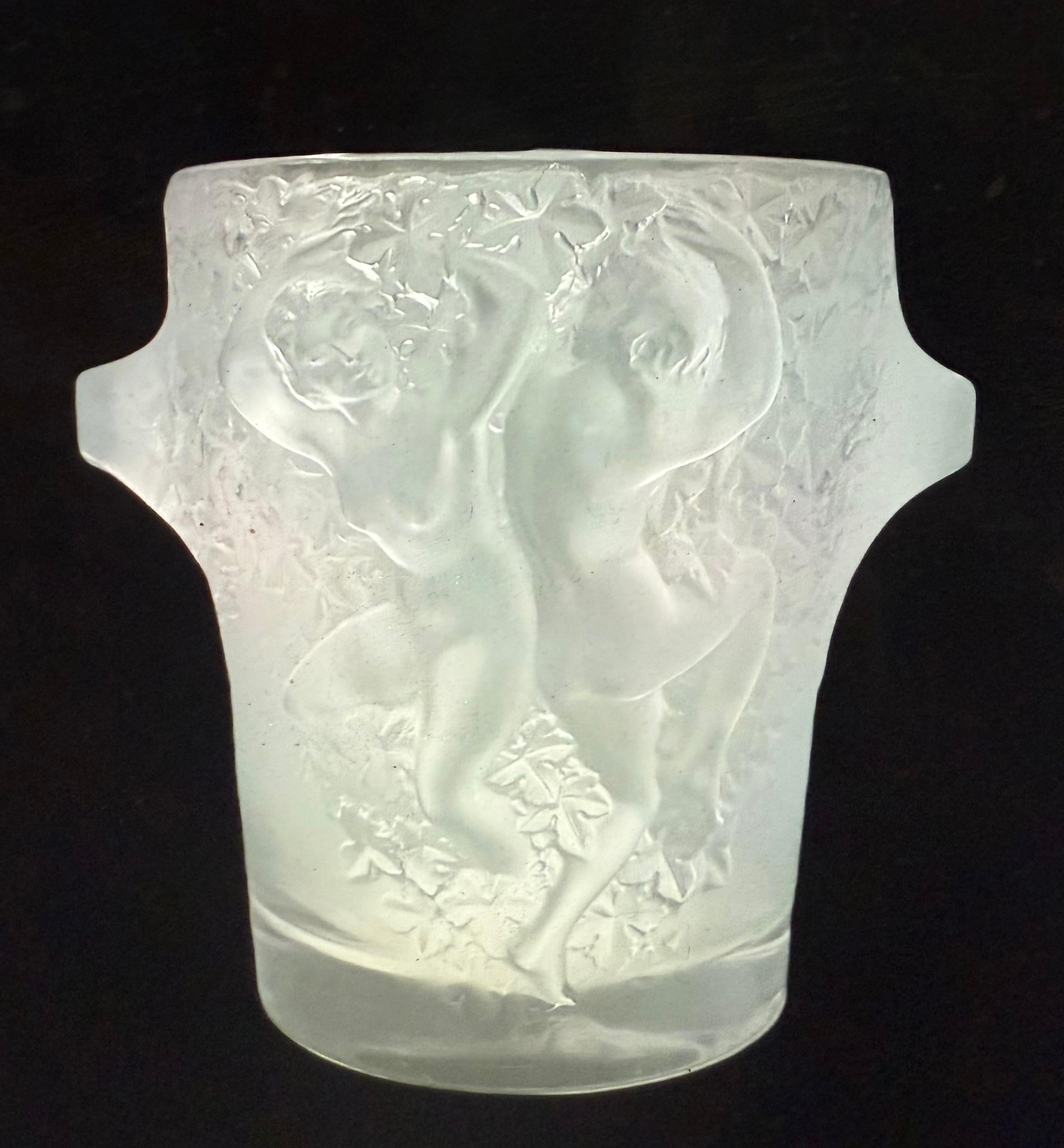 Elegante e intemporal enfriador o cubitera de champán francés de cristal moldeado y pulido llamado 