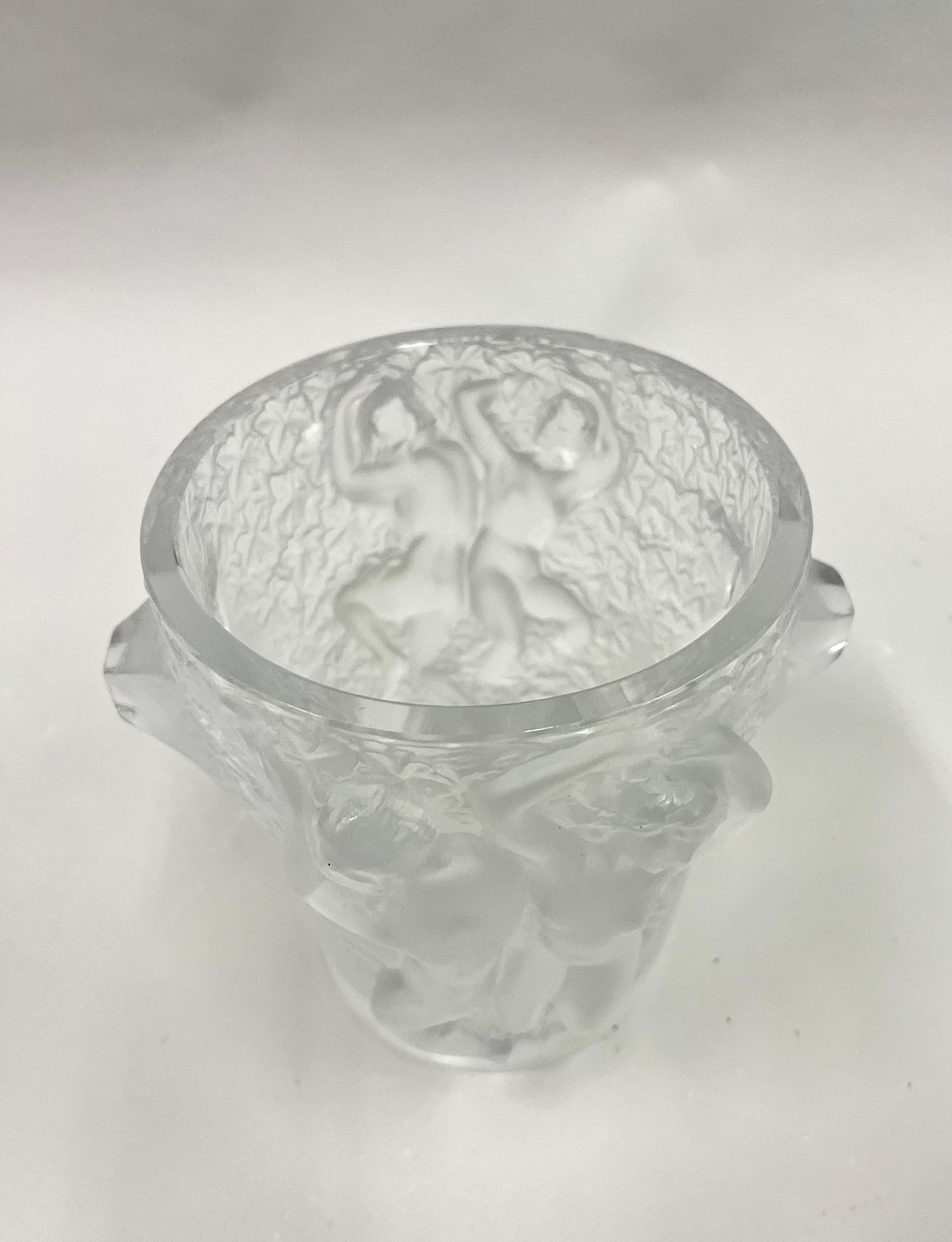 Cubitera de Champán de Cristal Moldeado y Pulido, Ganímedes,  Lalique en Bueno estado para la venta en New York, NY