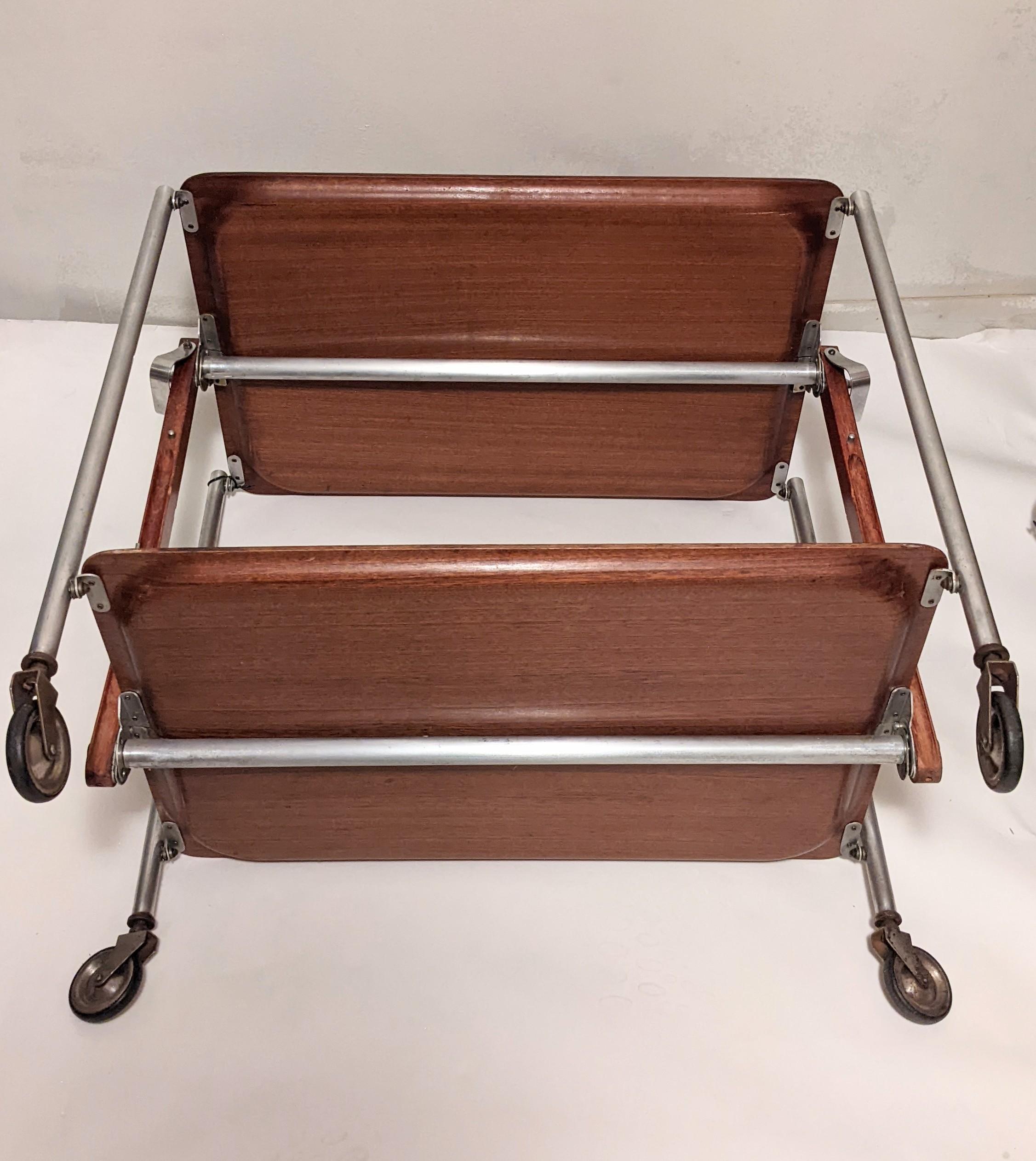 Chariot de bar pliable en bois moulé français en vente 6