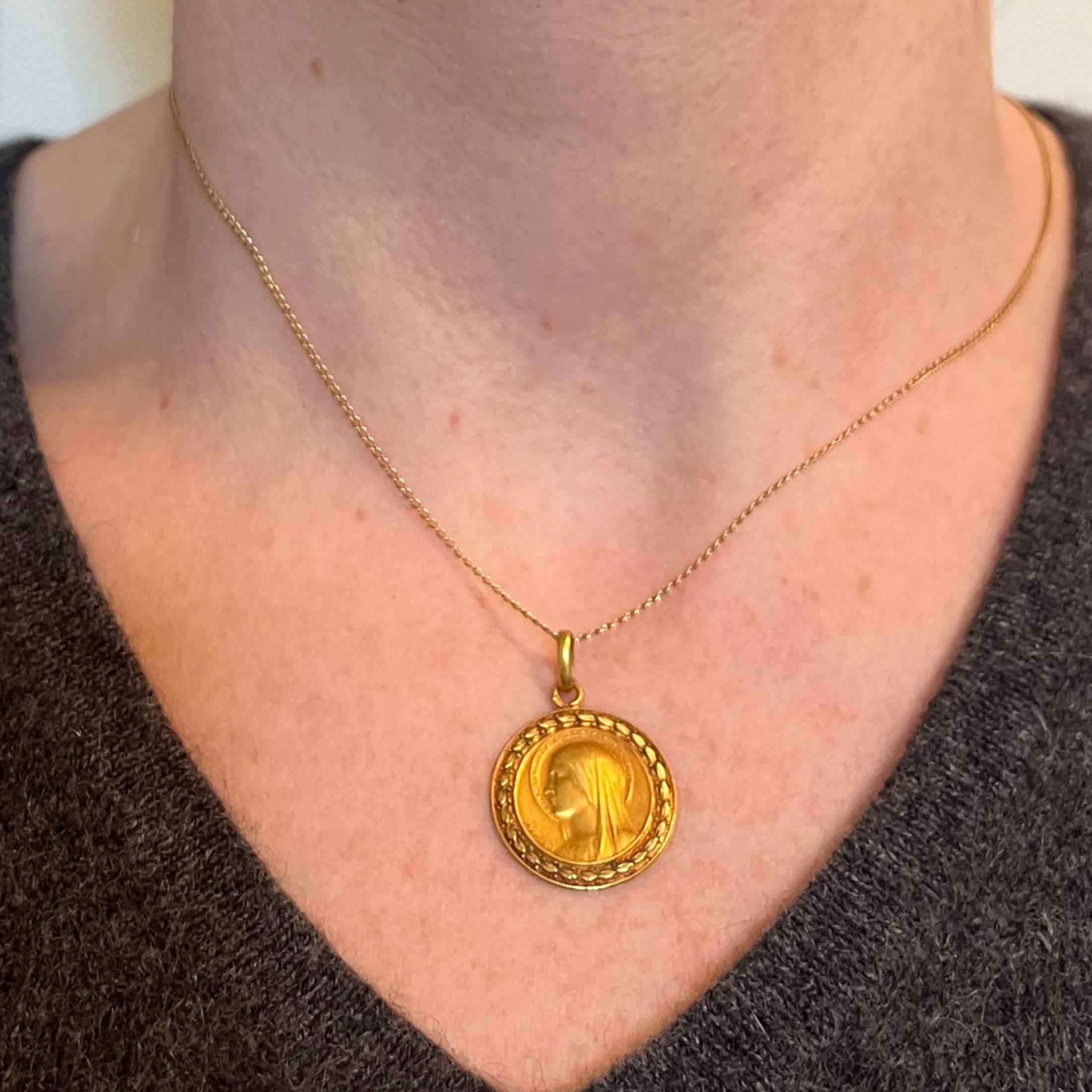 French Monet Virgin Mary 18K Yellow Gold Medal Pendant In Good Condition For Sale In London, GB