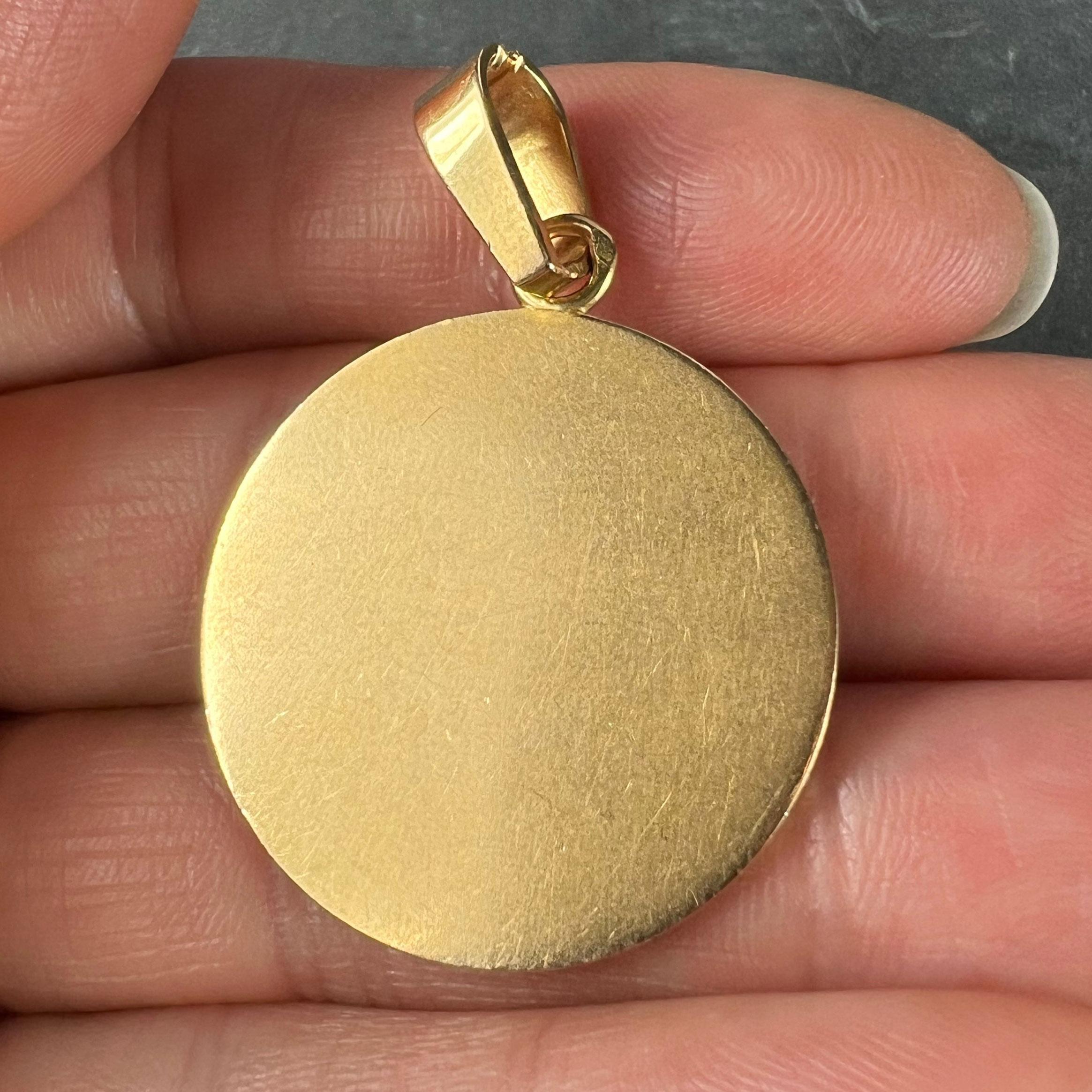 Pendentif médaille en or jaune 18K 'Le Coeur Ne Vieillit Jamais' de French Monier Love en vente 4