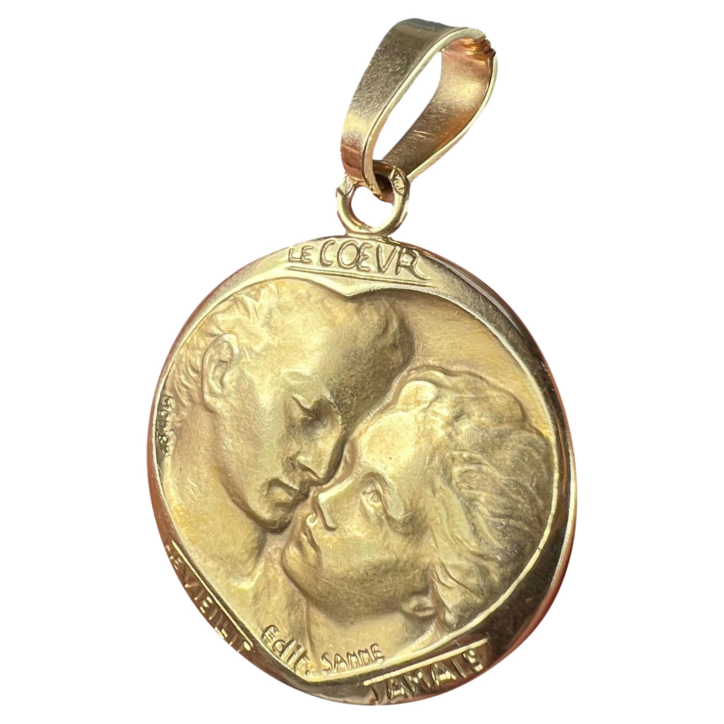 Pendentif médaille en or jaune 18K 'Le Coeur Ne Vieillit Jamais' de French Monier Love en vente