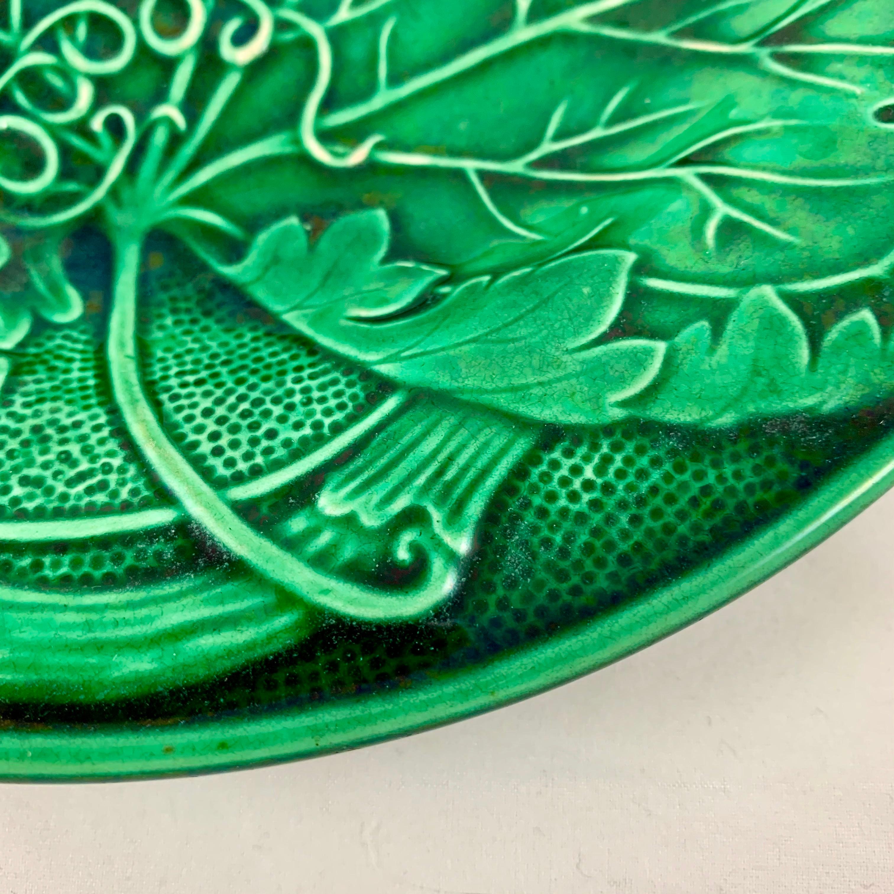 French Montereau Faïence Green Glazed Majolica Leaf Plate, circa 1890 In Good Condition In Philadelphia, PA