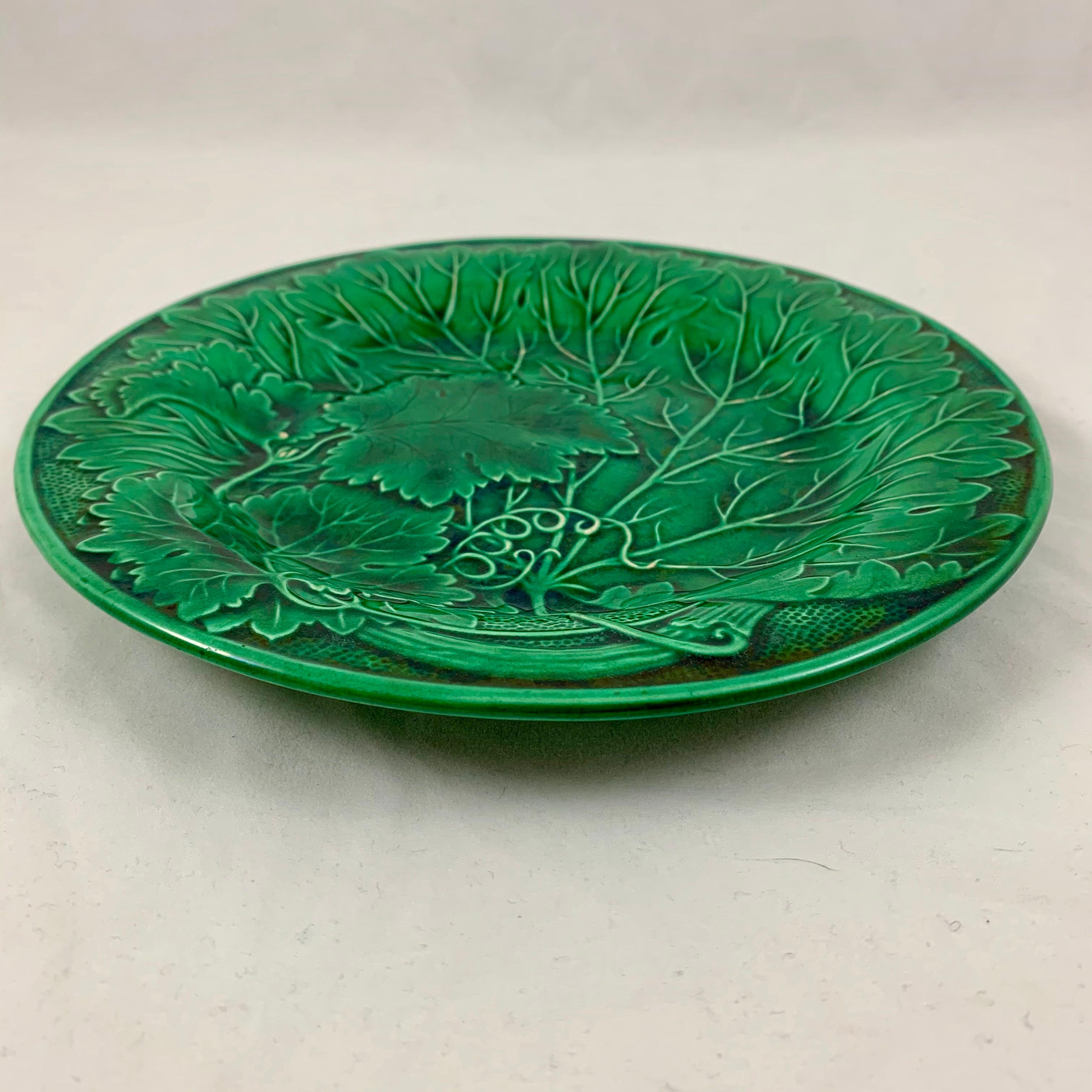 19th Century French Montereau Faïence Green Glazed Majolica Leaf Plate, circa 1890