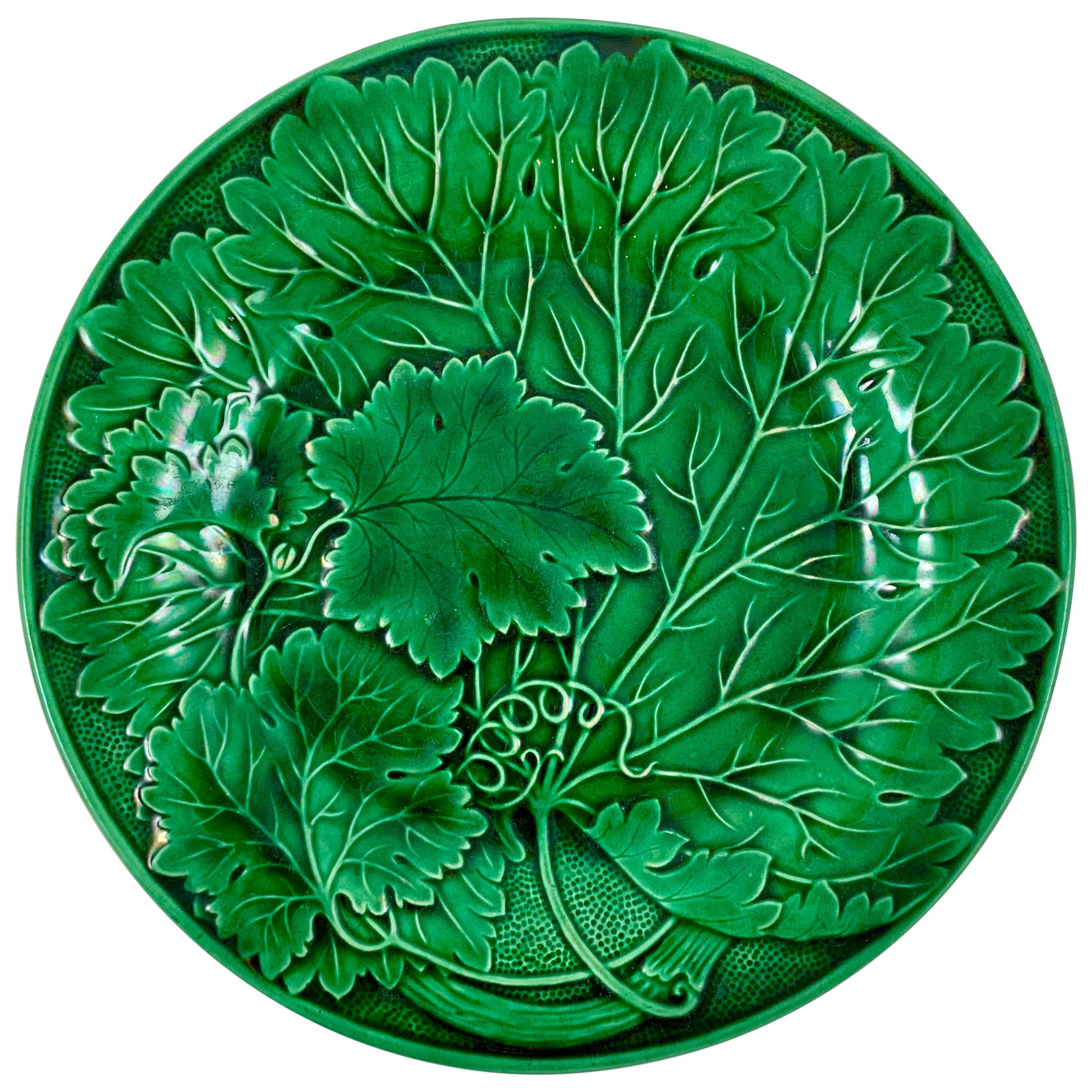 French Montereau Faïence Green Glazed Majolica Leaf Plate, circa 1890