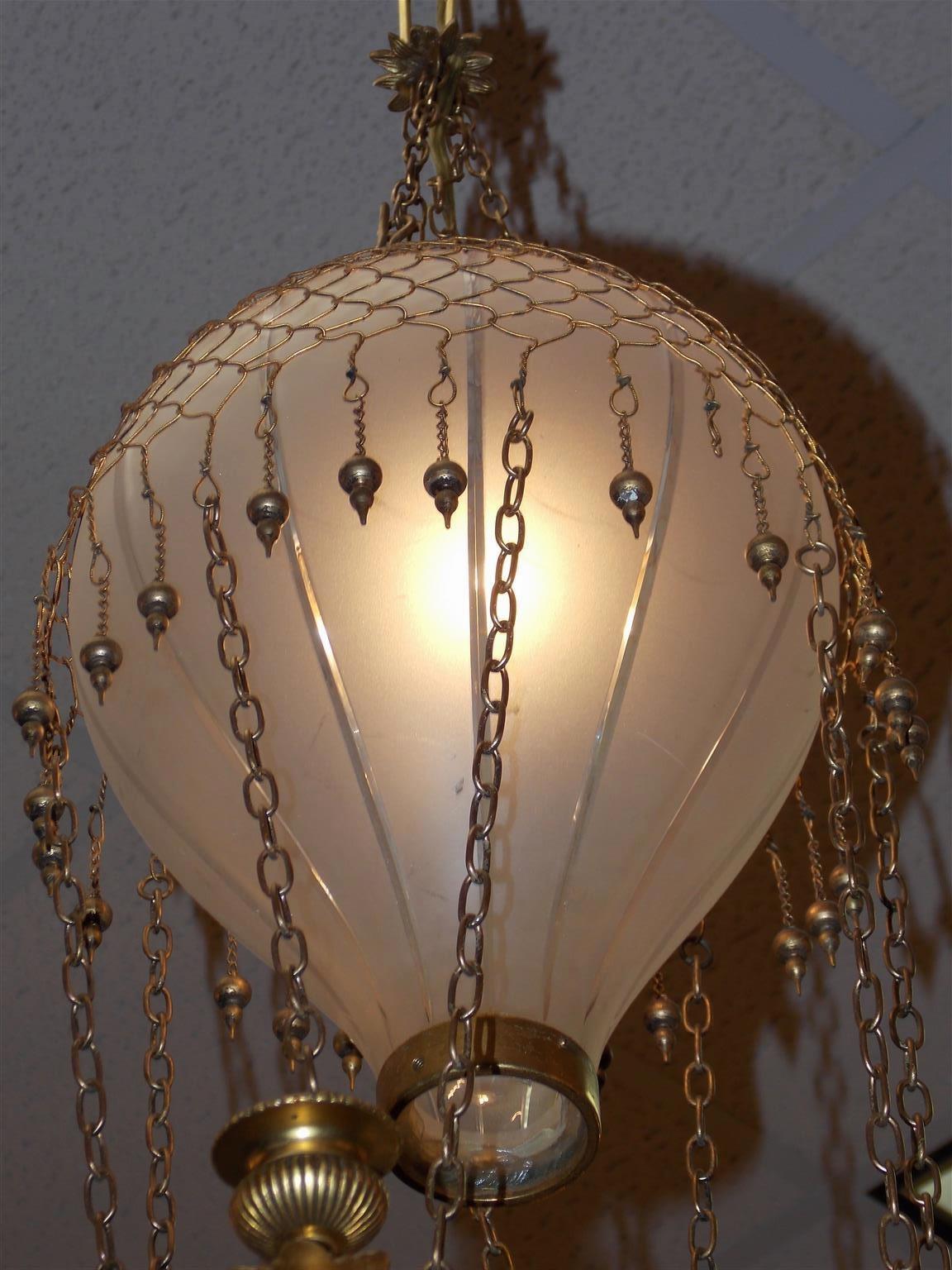 Französischer Montgolfier-Kronleuchter aus vergoldeter Bronze und geätztem Glas mit Ballon:: um 1860 (Radiert) im Angebot