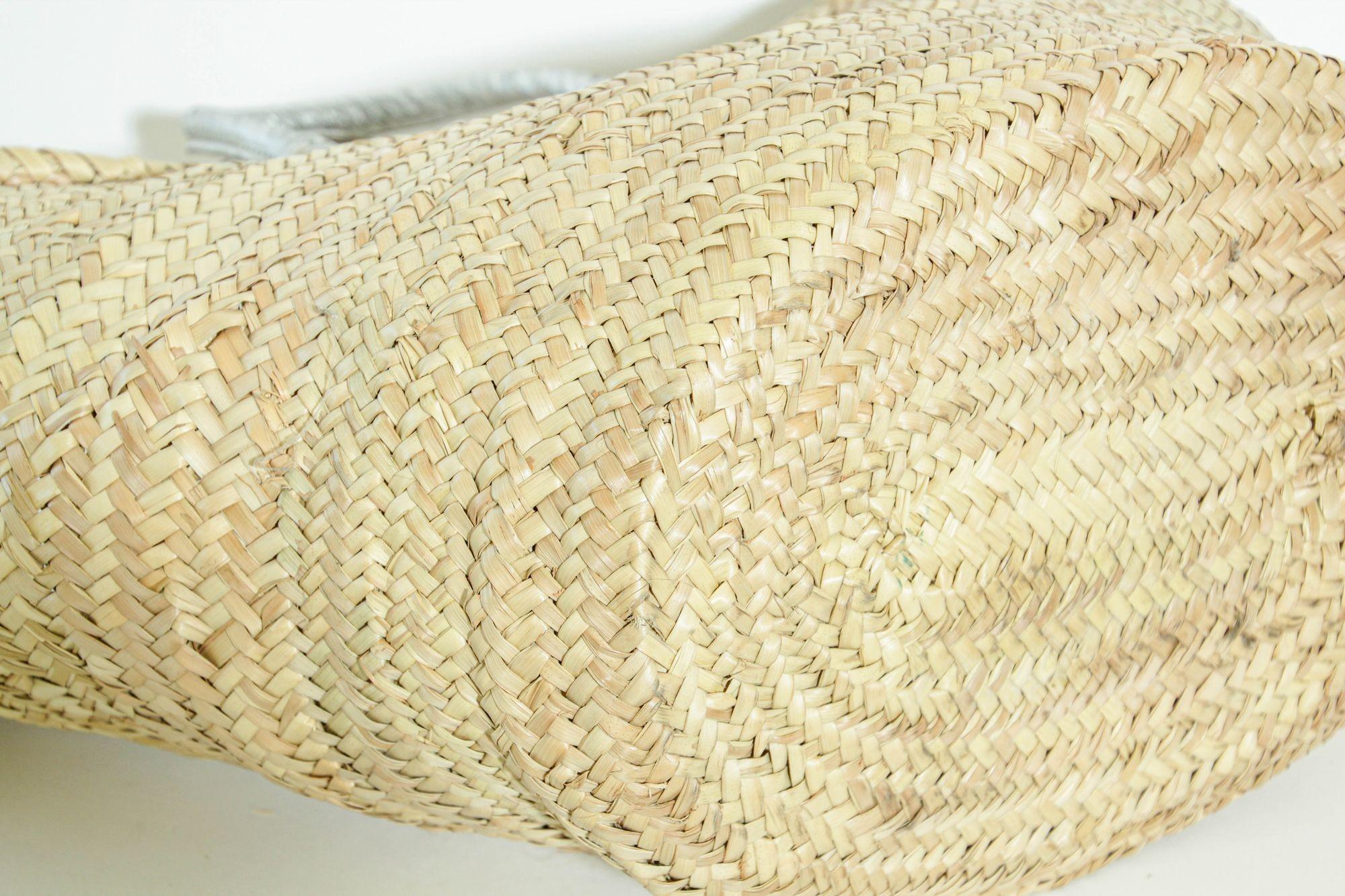 Sac fourre-tout marocain en paille avec poignées en cuir passepoil en vente 2