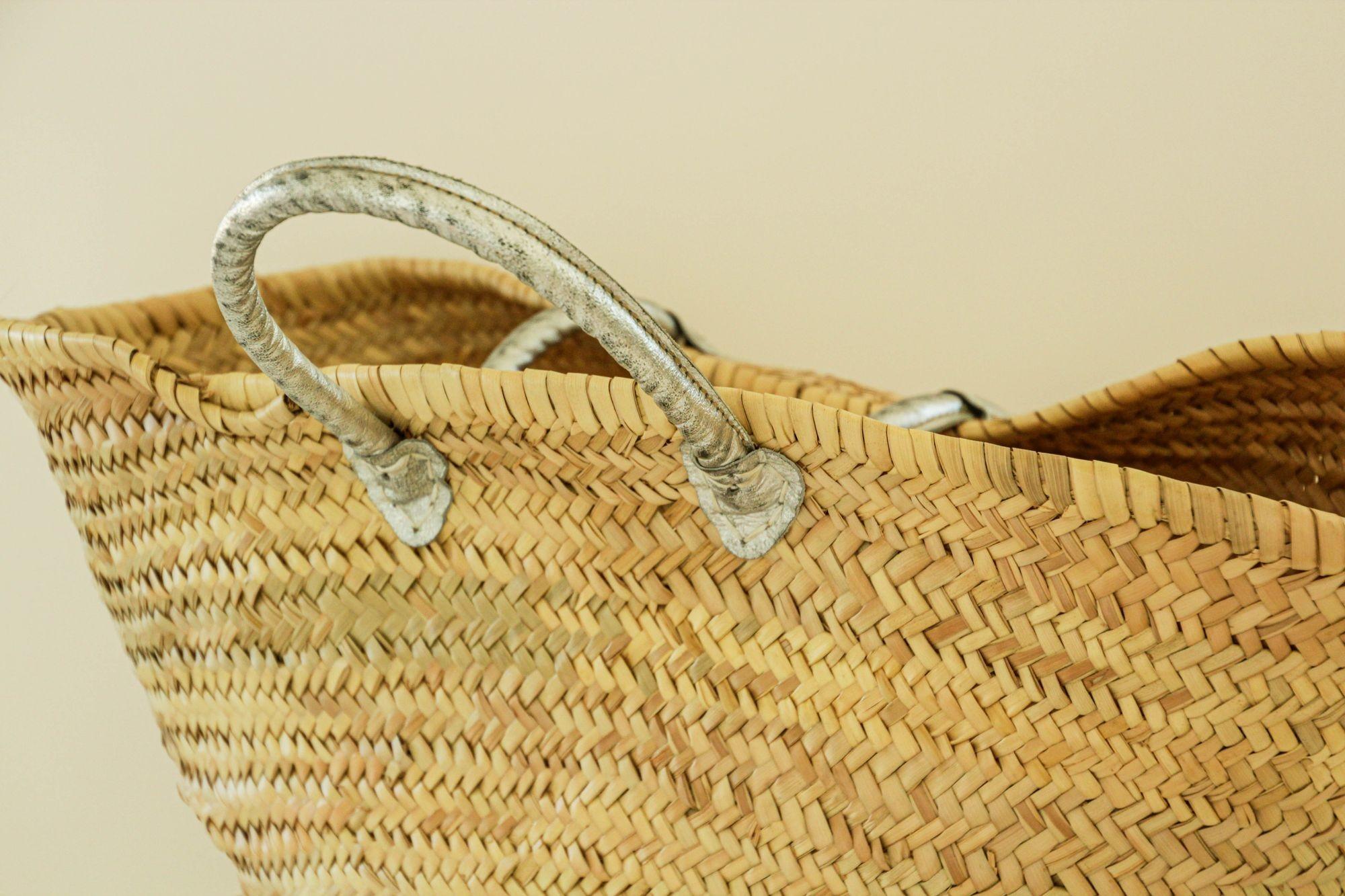 Fait main Sac fourre-tout marocain en paille avec poignées en cuir passepoil en vente