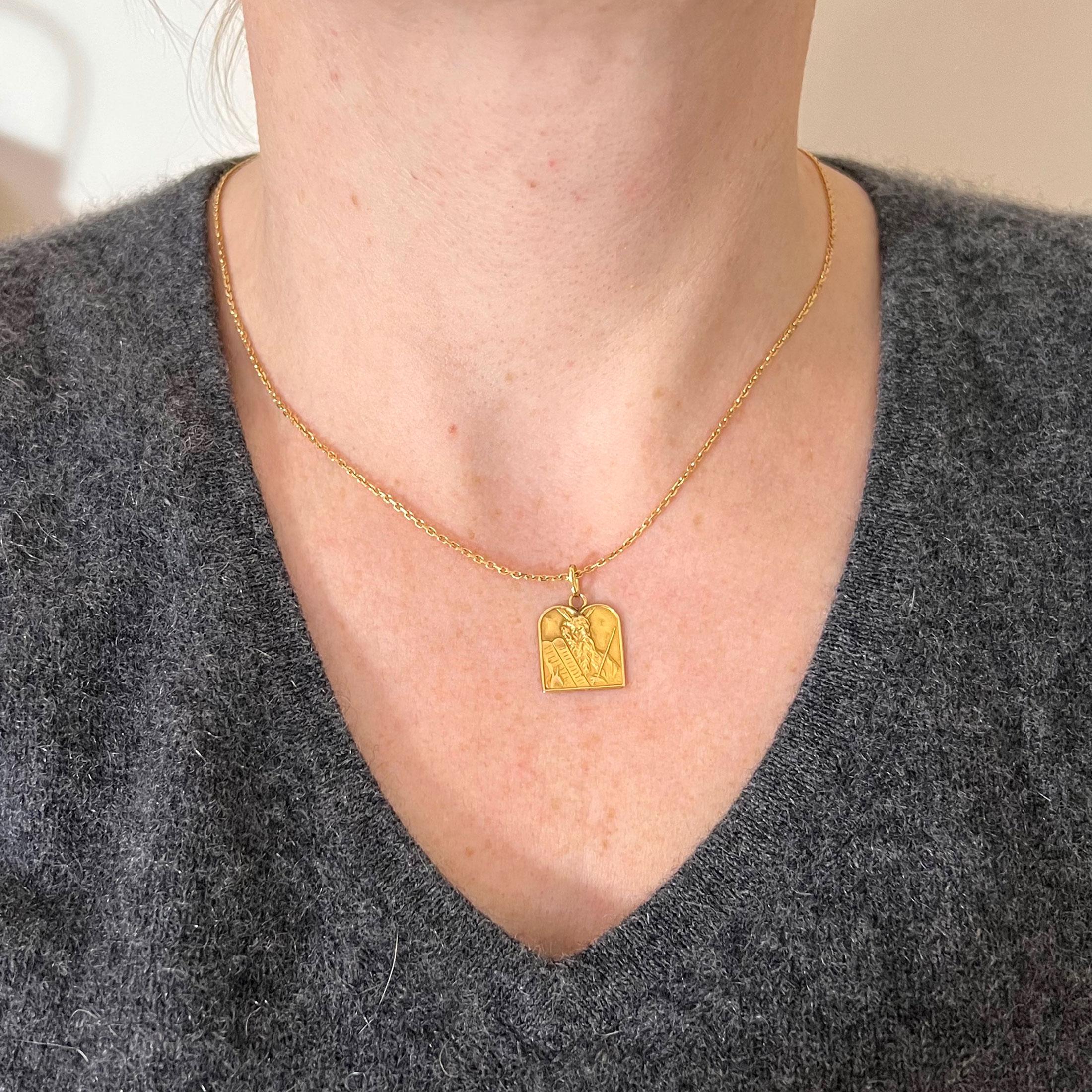 Pendentif français Moïse en or jaune 18 carats Bon état - En vente à London, GB