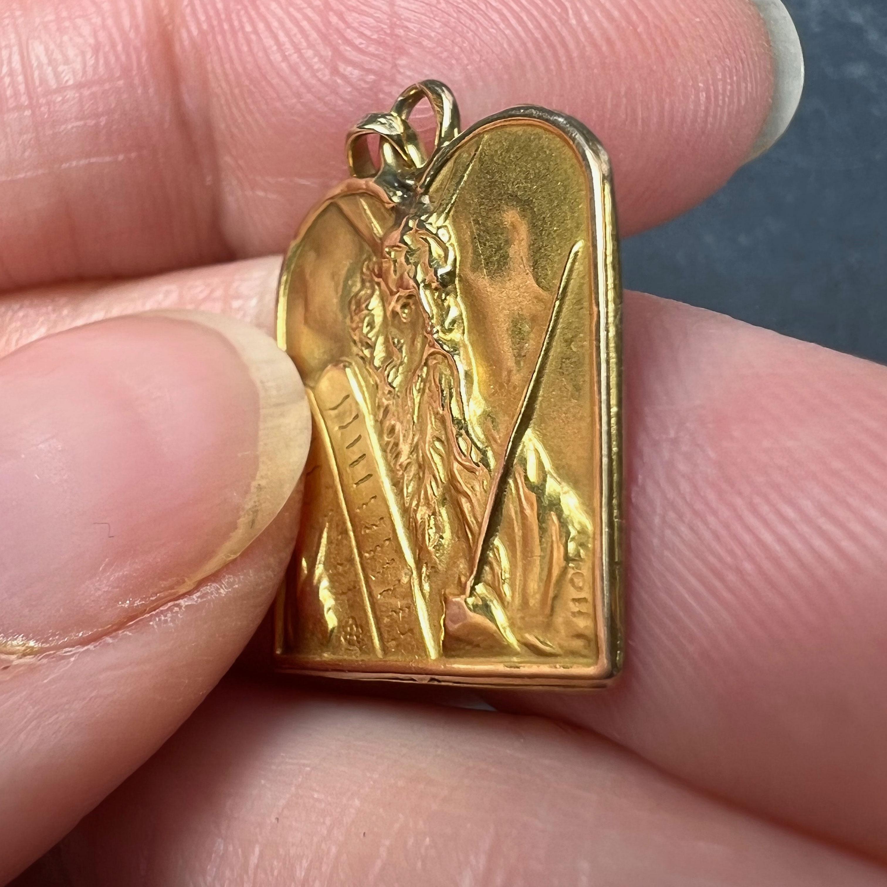 Pendentif français Moïse en or jaune 18 carats en vente 1
