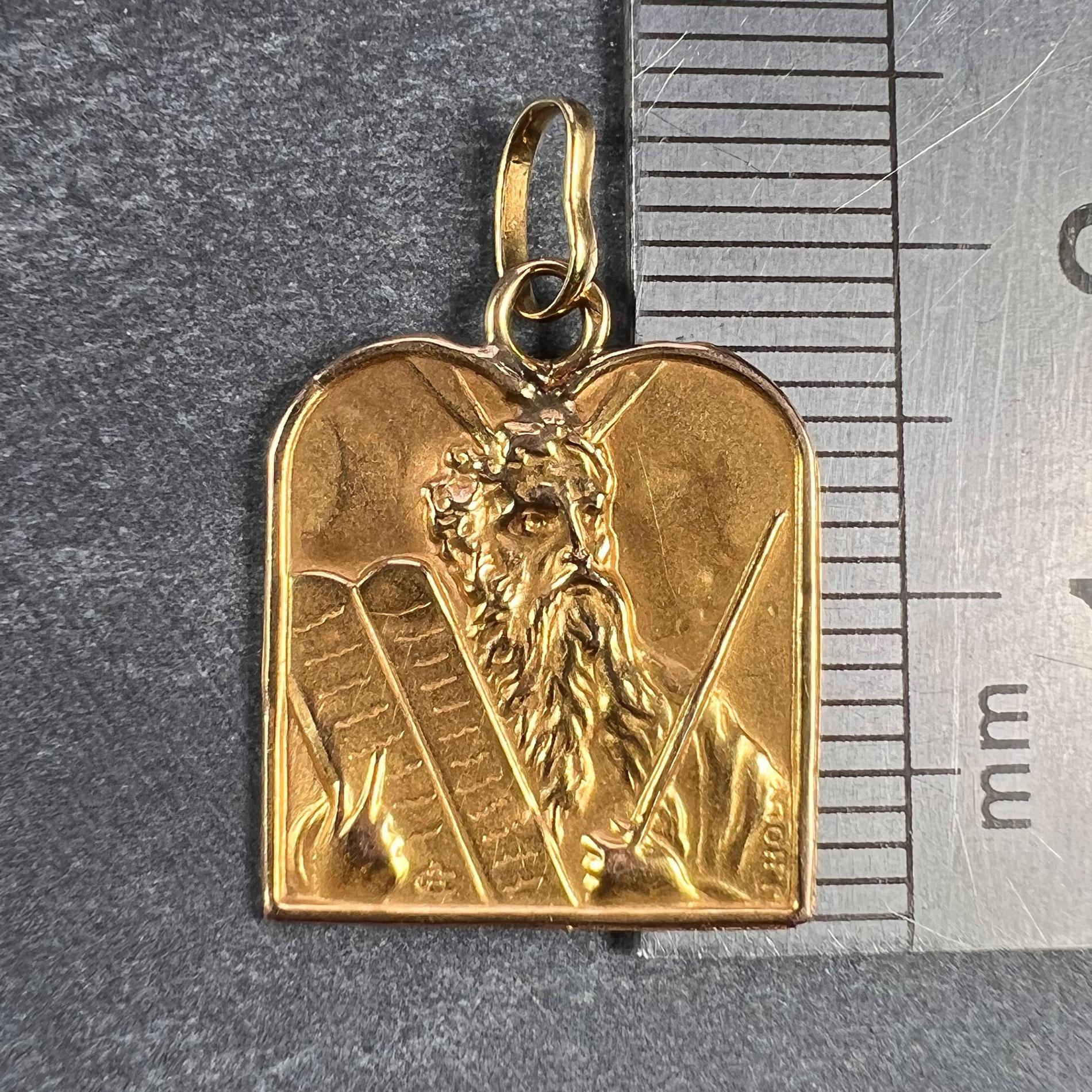Pendentif français Moïse en or jaune 18 carats en vente 3