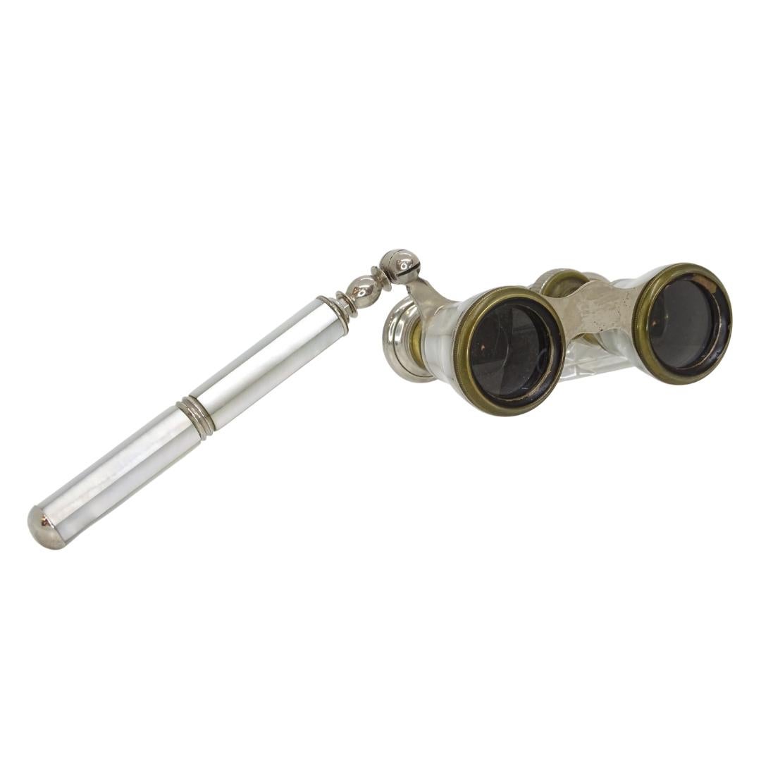 Gorgeous Antique theater lorgnettes with handles. Silver-plated metal and bronce  frame and mother-of-pearl appliqués. Late 19th century. Excellent condition and working order: adjustable focus and clean lenses. See photographs.

Measurements: 23 cm