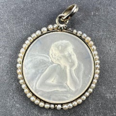 Pendentif médaille en nacre française « Chérubin de Rafael » en or blanc 18 carats avec perles de graines