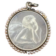 Pendentif médaille en nacre française « Chérubin de Rafael » en or blanc 18 carats avec perles de graines