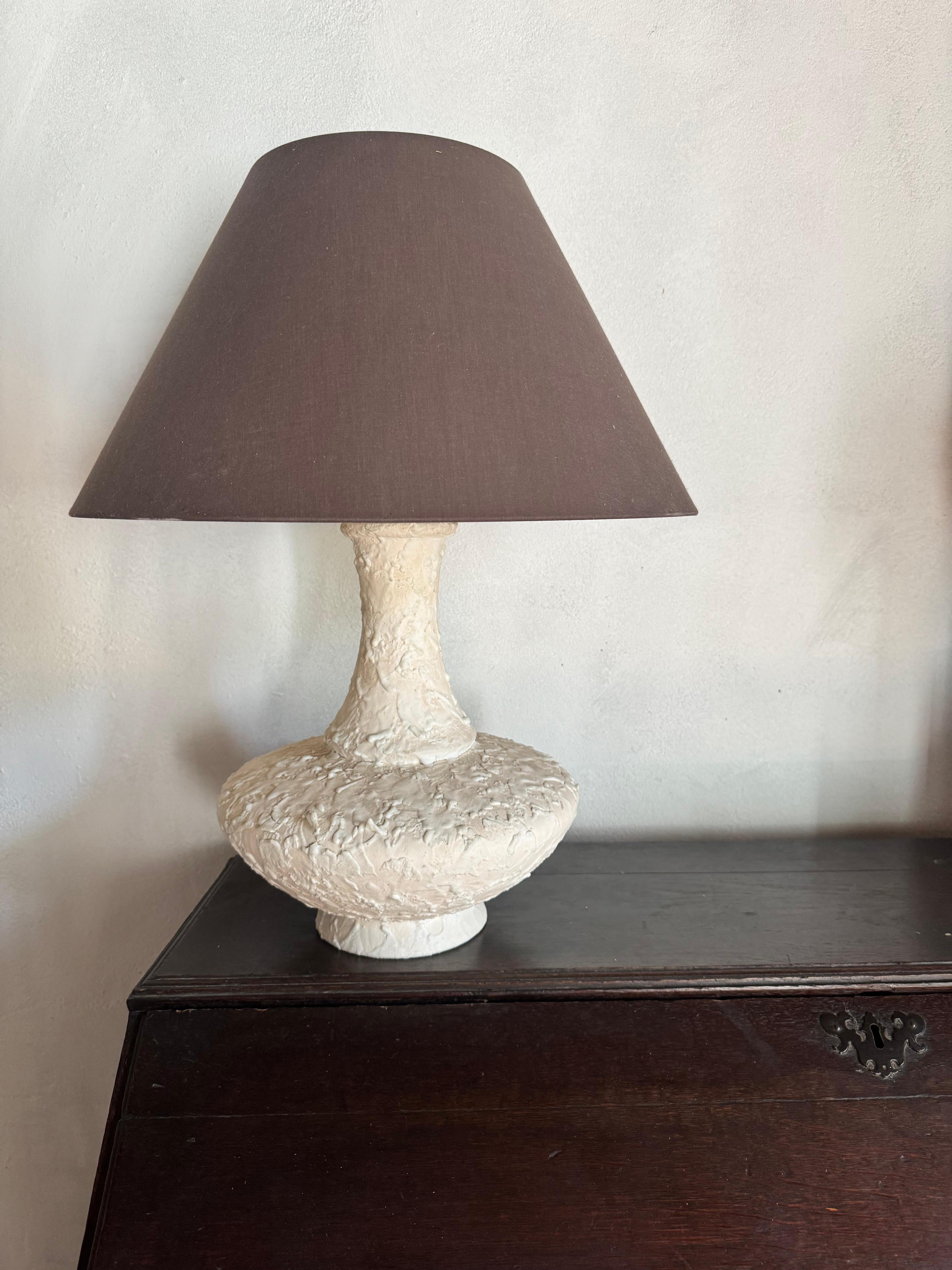 Mid-Century Modern French mottled glazed 1970’s white lamp For Sale