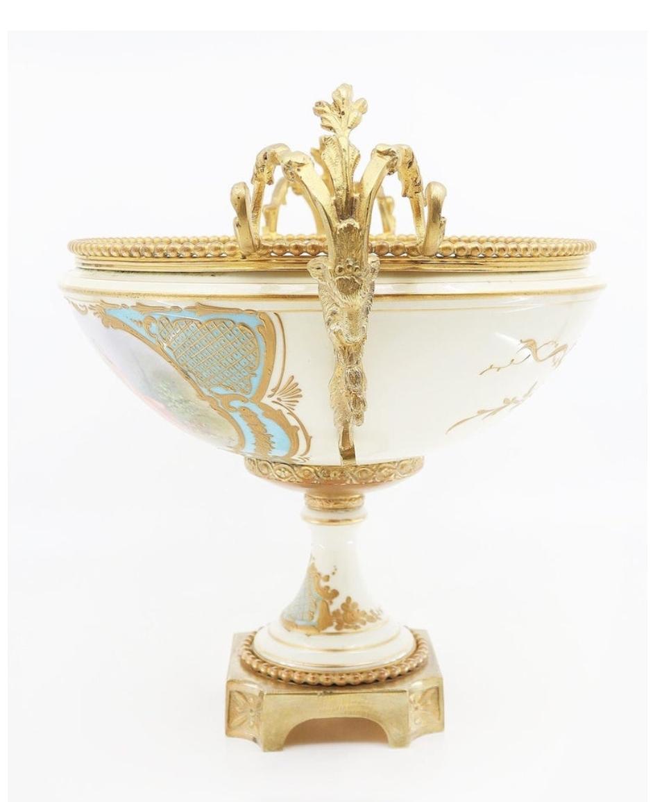 XVIIIe siècle Centre de table en porcelaine français monté sur support en vente