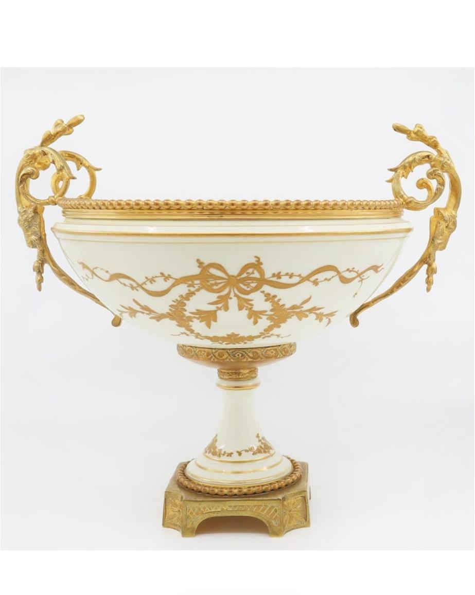 Bronze doré Centre de table en porcelaine français monté sur support en vente