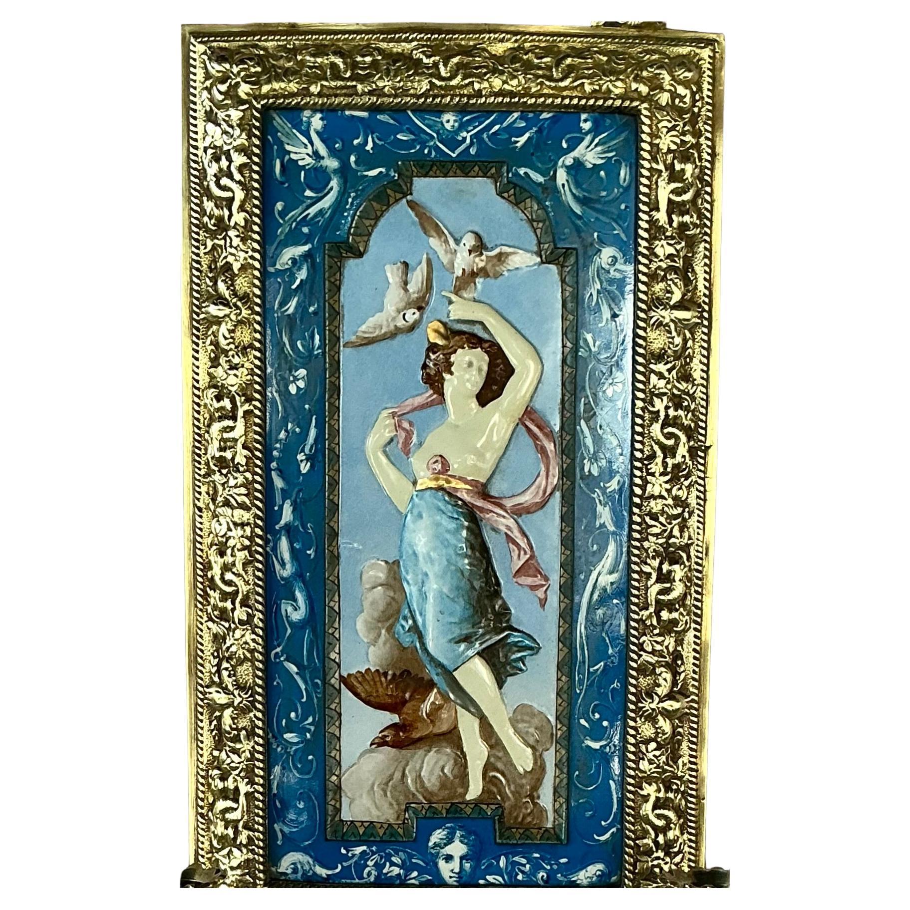 Aplique francés del siglo XIX de cerámica y latón con candelabro decorativo de tres brazos. La lámpara presenta un marco de bronce finamente fundido con una rica ornamentación foliada. La cresta está rematada con una detallada máscara de querubín de