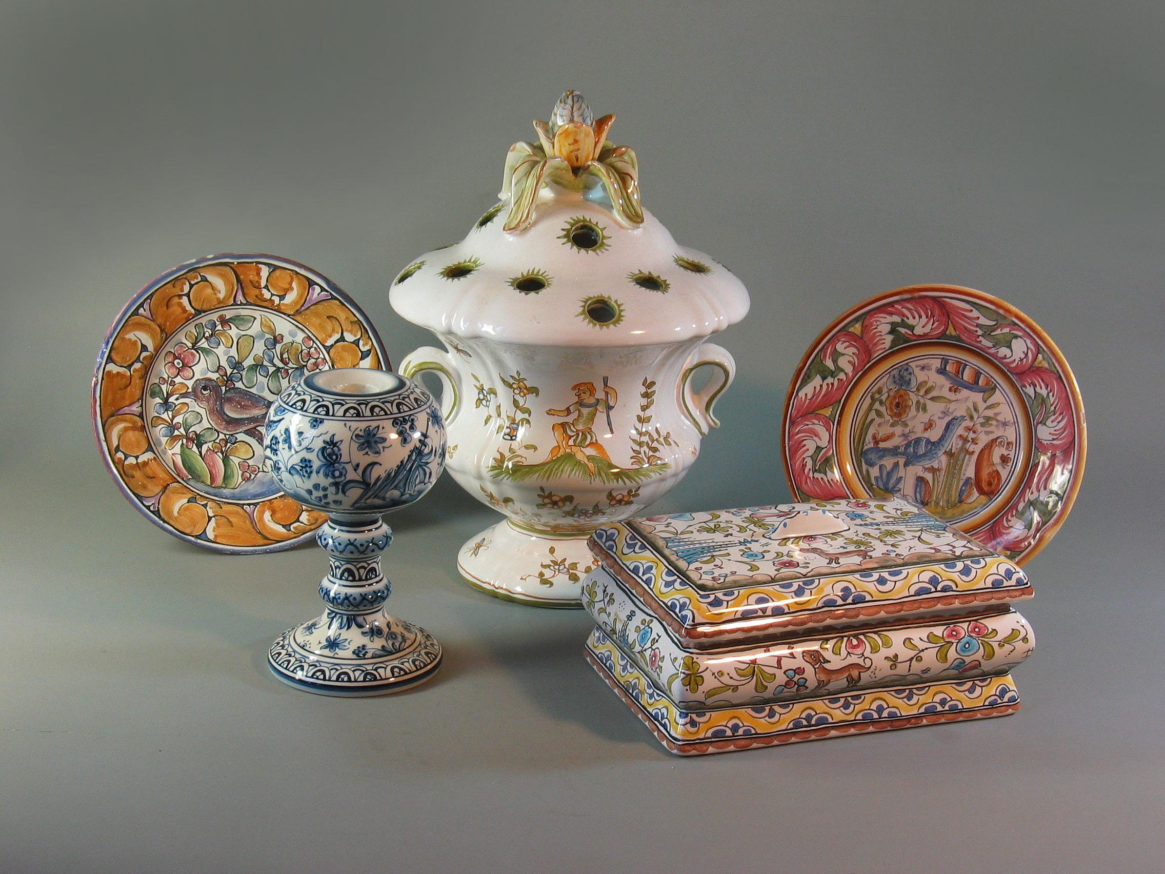Vaso di faience francese Moustiers, candeliere portoghese, scatola Berardos e due piatti in vendita 7