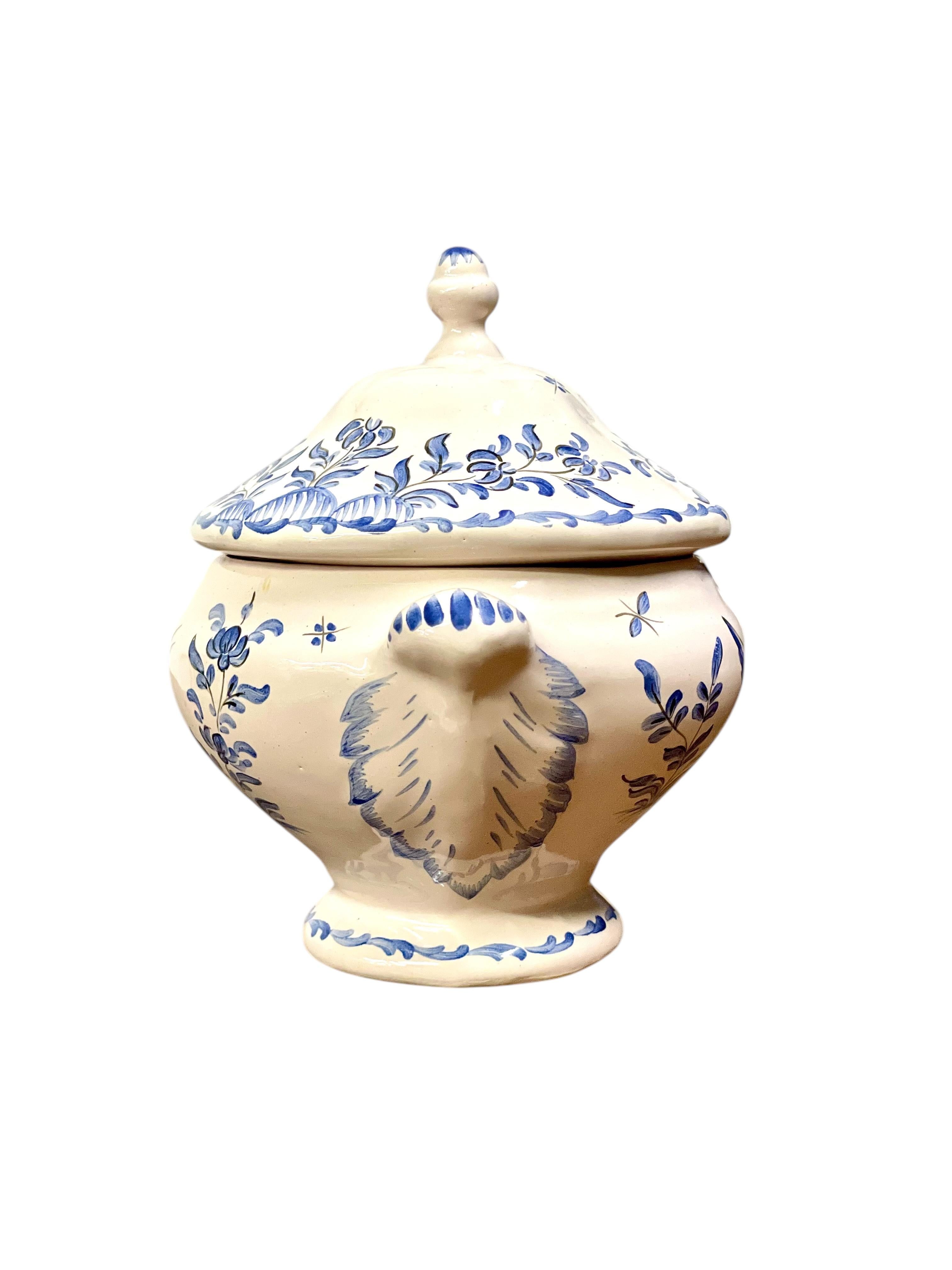 Vajilla Francesa de Fayenza Pintada a Mano Moustiers con Motivo de Pájaro Azul en venta 8