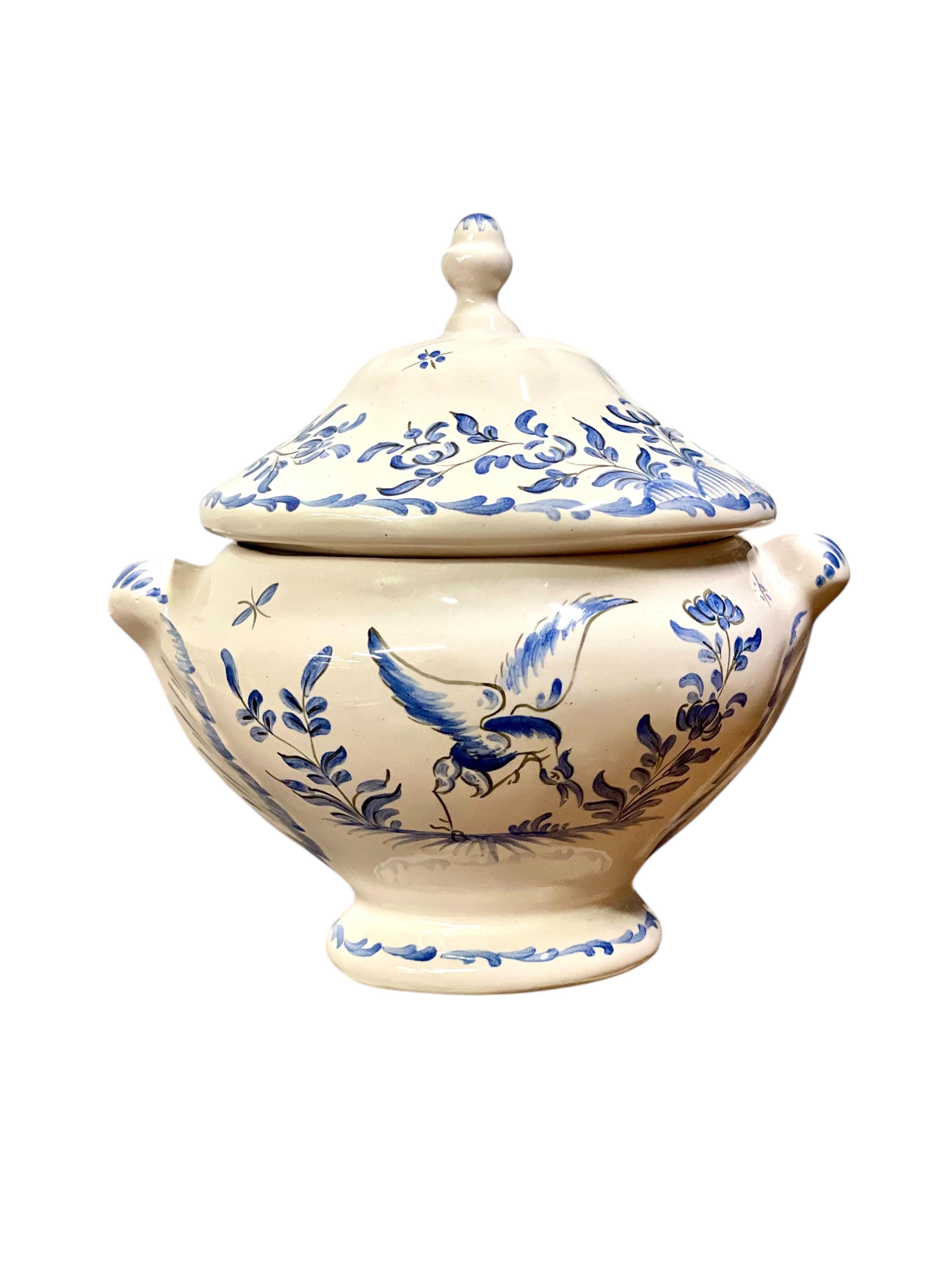 Vajilla Francesa de Fayenza Pintada a Mano Moustiers con Motivo de Pájaro Azul en venta 9