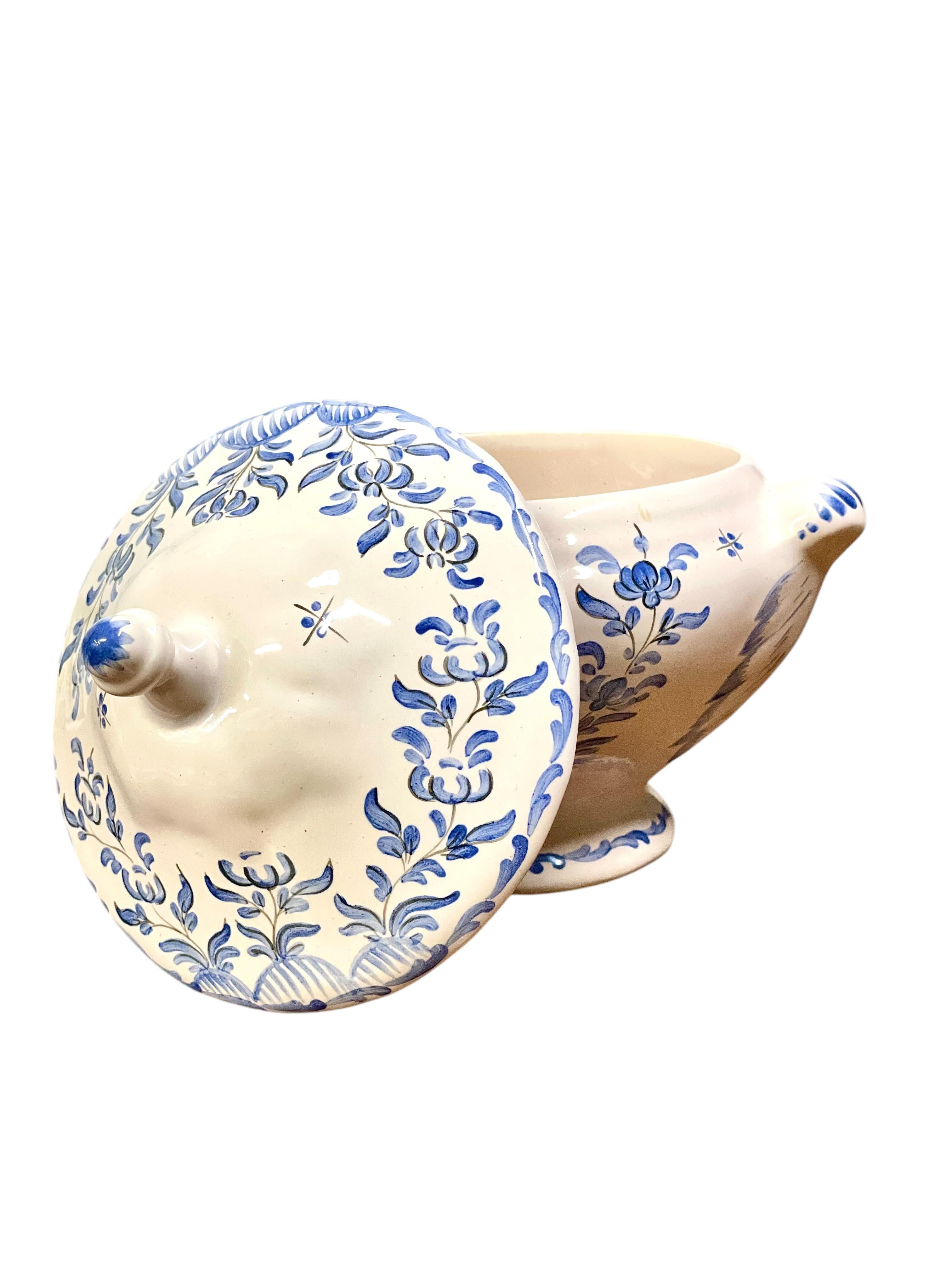 Vajilla Francesa de Fayenza Pintada a Mano Moustiers con Motivo de Pájaro Azul en venta 11