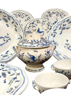Servizio da tavola francese in maiolica dipinta a mano Moustiers con motivo di uccelli blu
