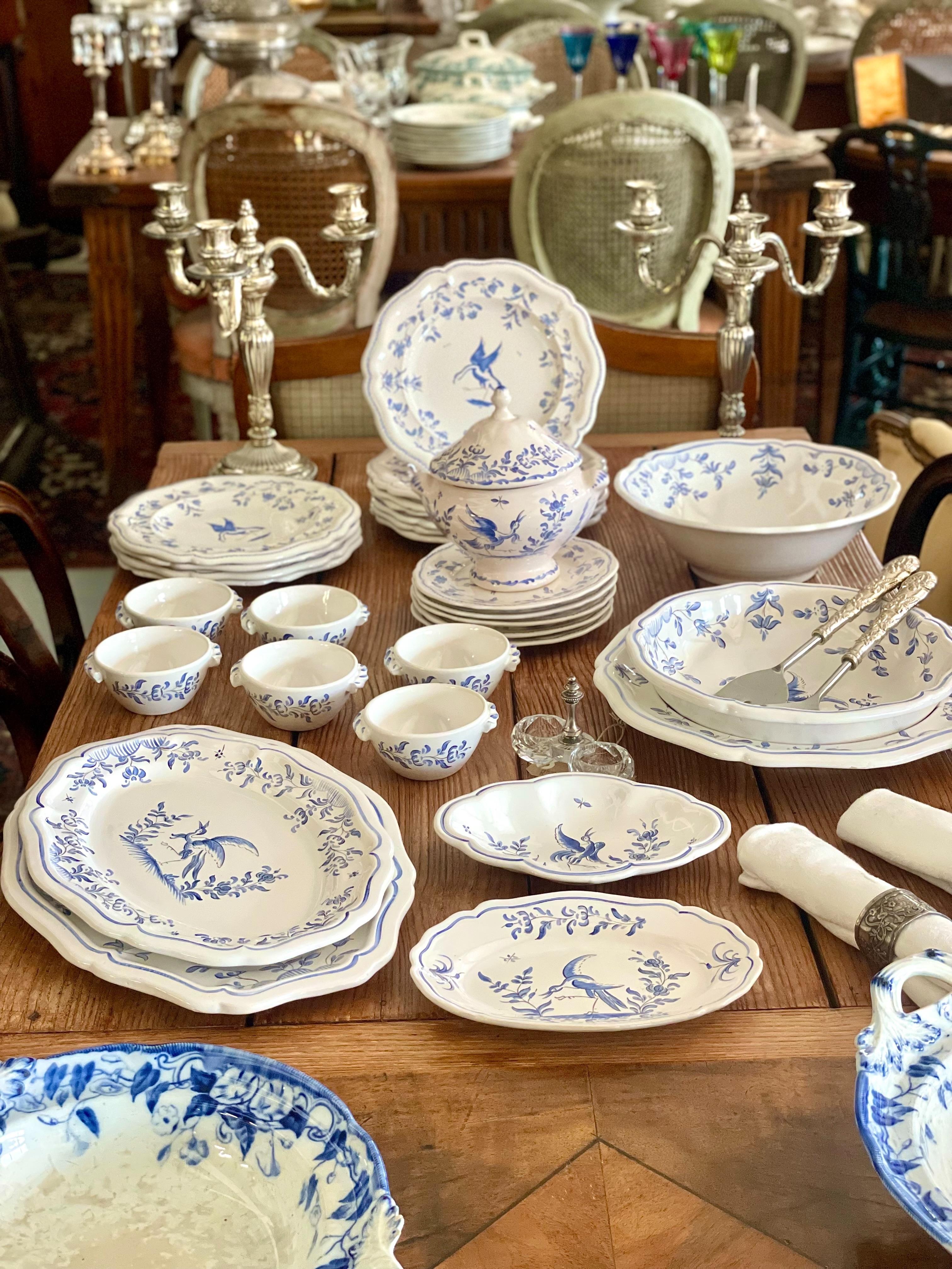 Vajilla Francesa de Fayenza Pintada a Mano Moustiers con Motivo de Pájaro Azul en venta 13