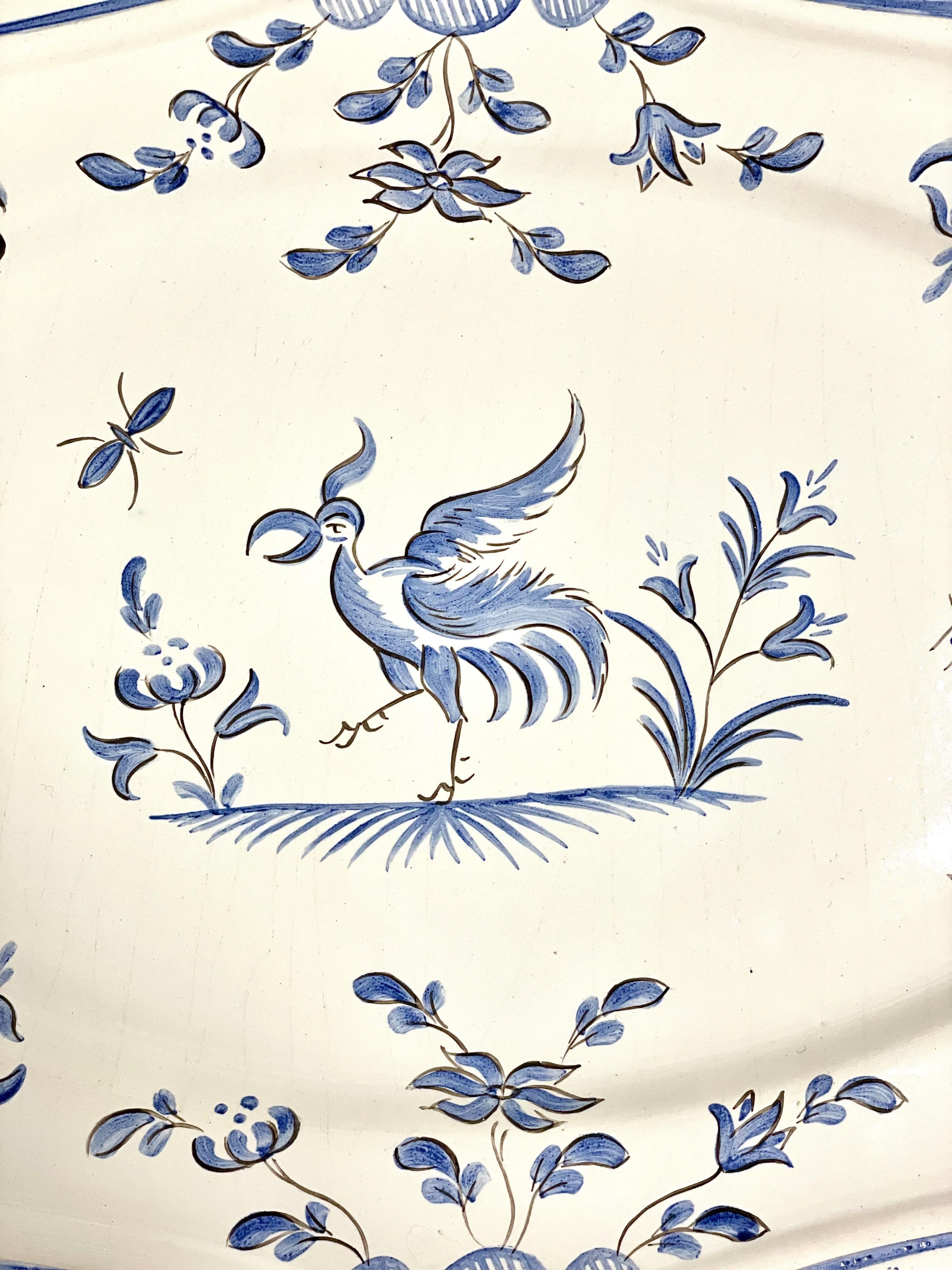Vajilla Francesa de Fayenza Pintada a Mano Moustiers con Motivo de Pájaro Azul Francés en venta