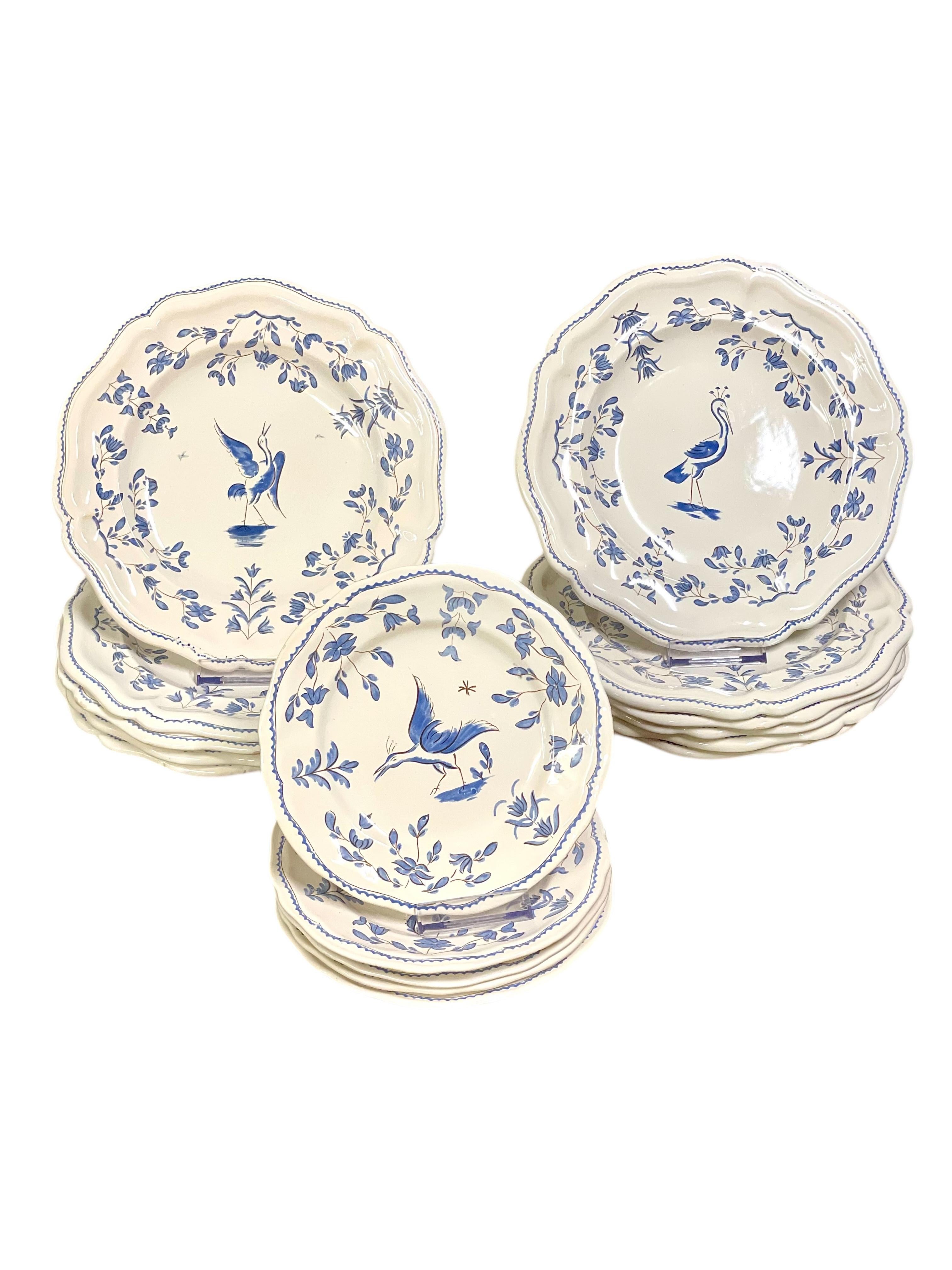Vajilla Francesa de Fayenza Pintada a Mano Moustiers con Motivo de Pájaro Azul en venta 1