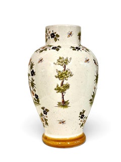 Vaso in maiolica dipinto a mano in stile Moustiers francese, XX secolo