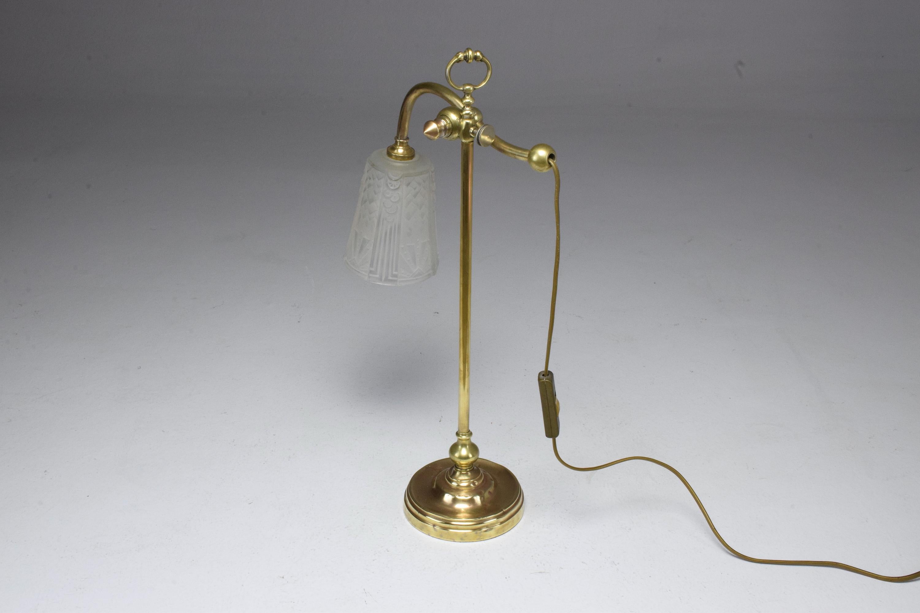 Historic 20th century vintage table or desk lamp designed with the signature detailed Art Deco moulded glass shade by Muller Frères and polished brass structure. Signed Freres Muller Luneville. Rewired and tested.
France, circa 1930s.

---

We are