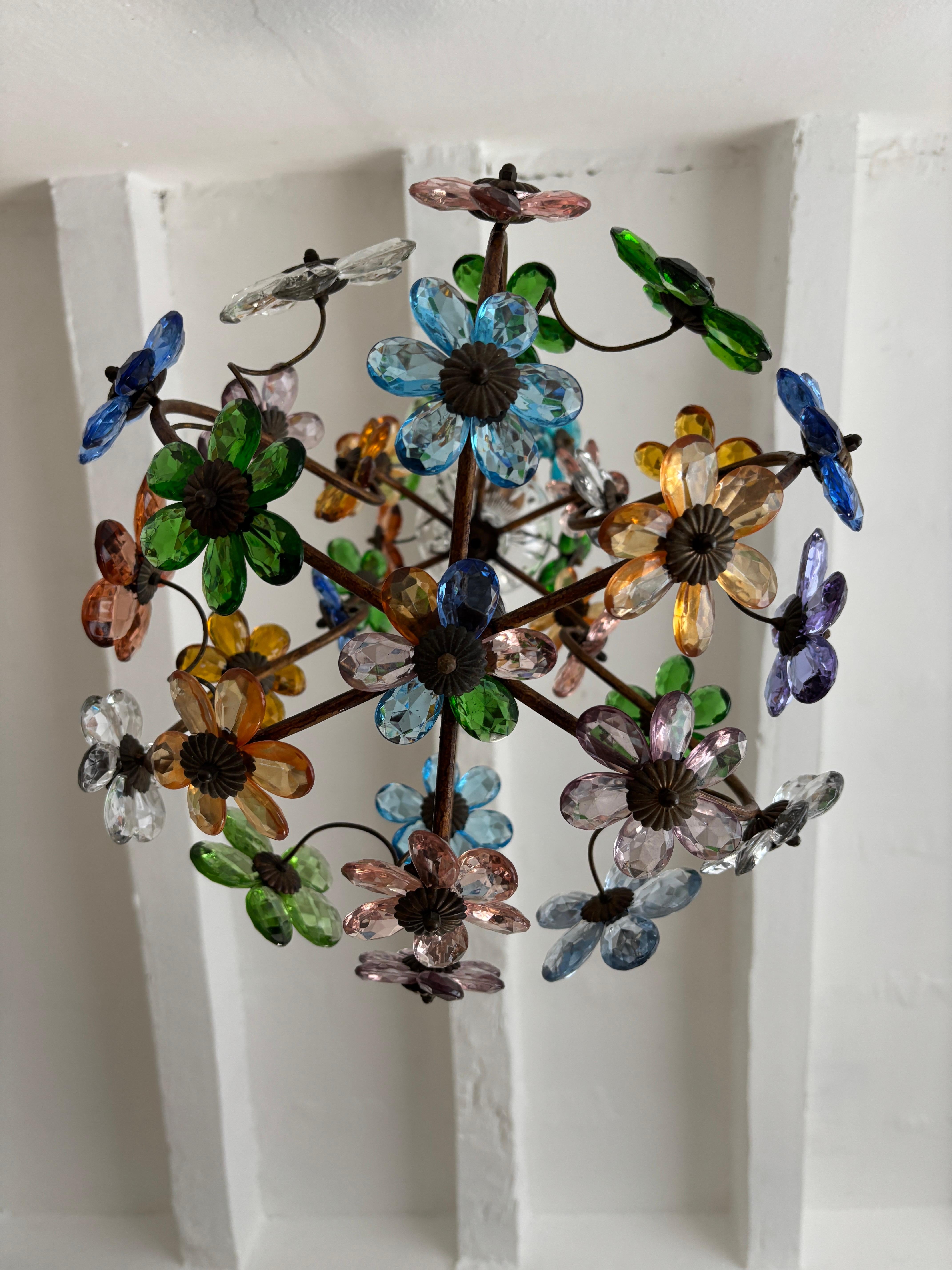 Boîtier 1 lumière sur le fond. Il sera nouvellement câblé avec des prises certifiées UL pour les États-Unis et des prises appropriées pour tous les autres pays, et sera prêt à être accroché. Forme extrêmement rare et ornementation de prismes de