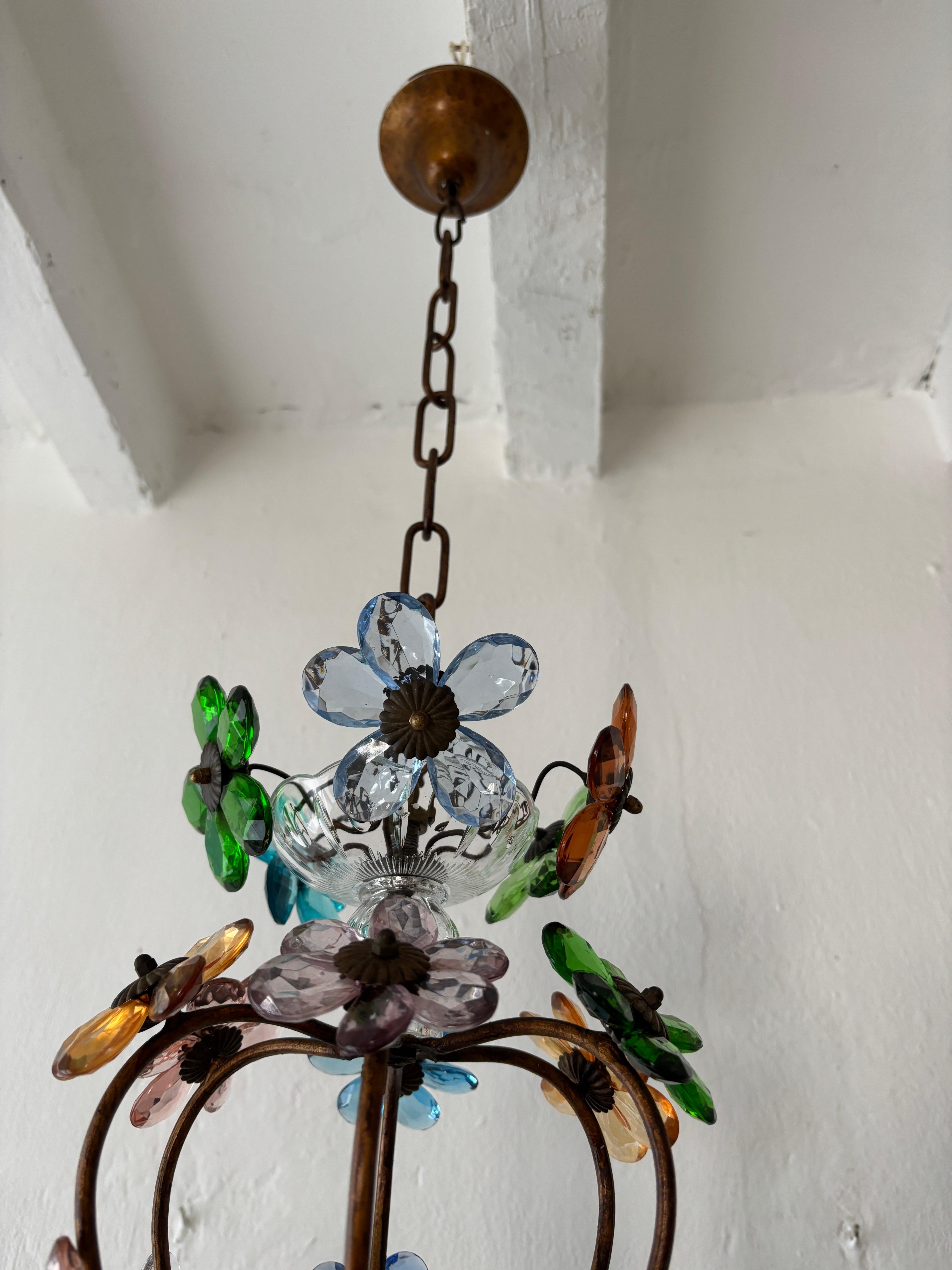 Français Lustre rare de la Maison Baguès avec prisme en cristal à fleurs multicolores en vente