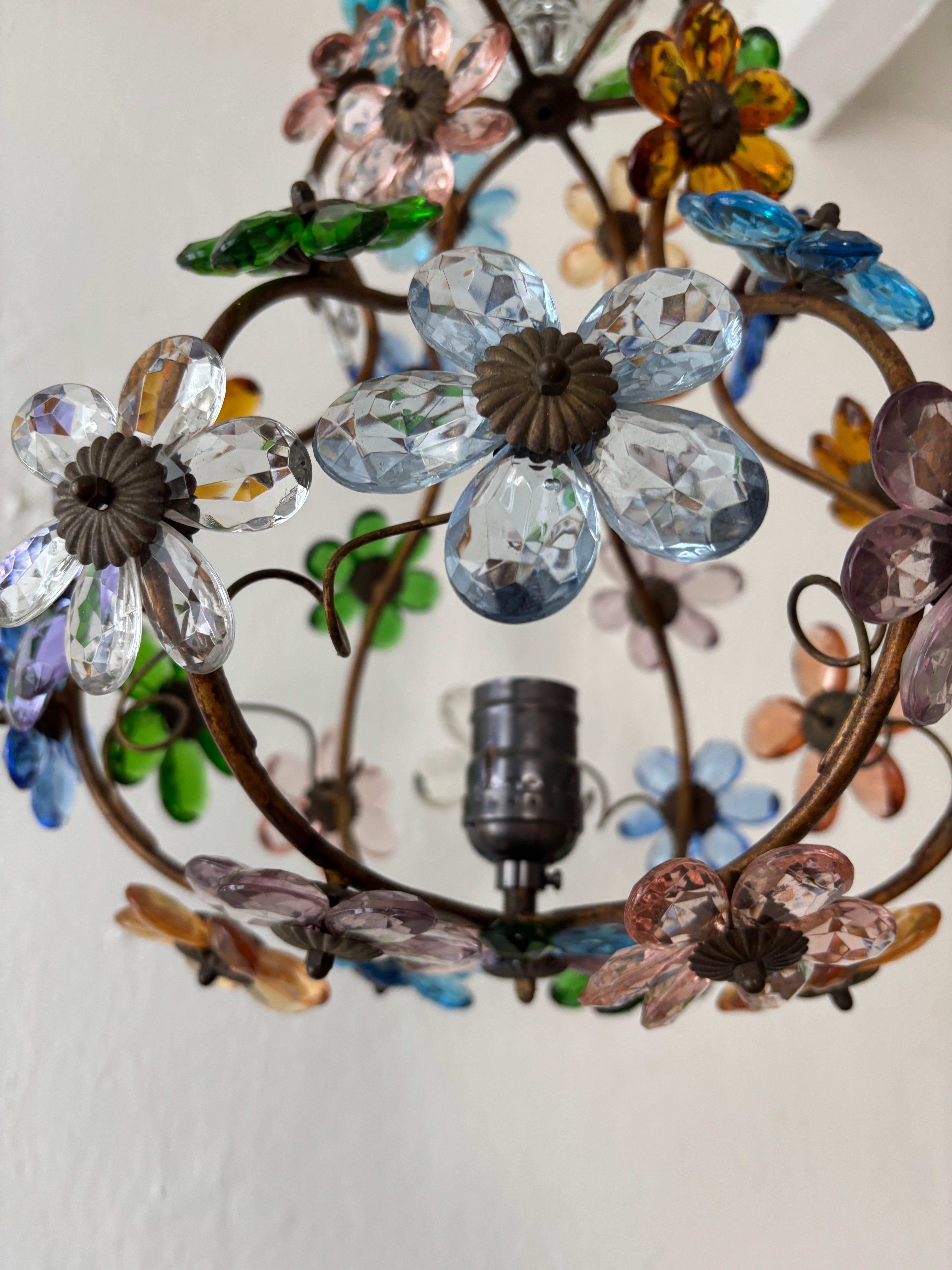 Début du 20ème siècle Lustre rare de la Maison Baguès avec prisme en cristal à fleurs multicolores en vente