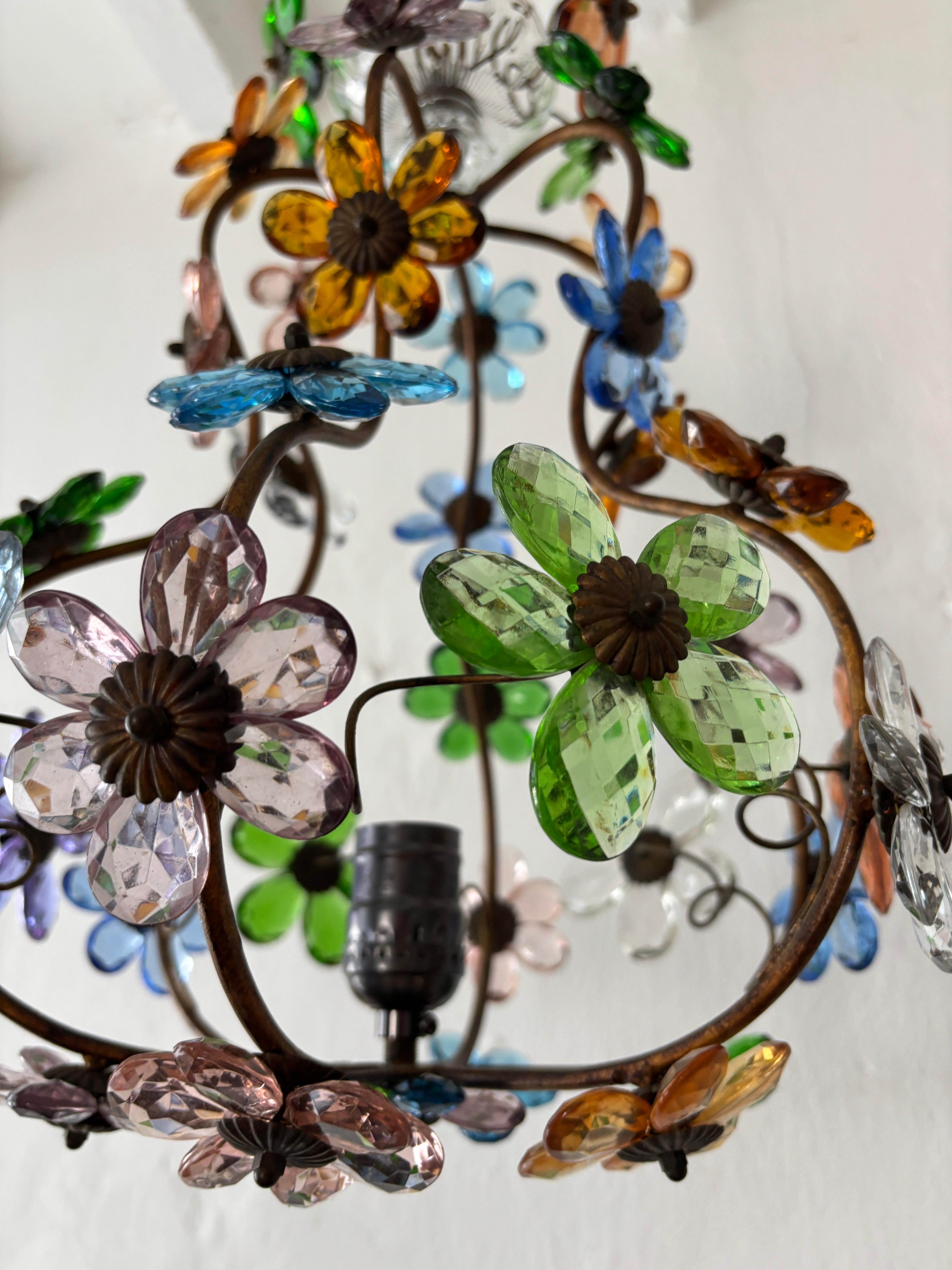 Cristal Lustre rare de la Maison Baguès avec prisme en cristal à fleurs multicolores en vente