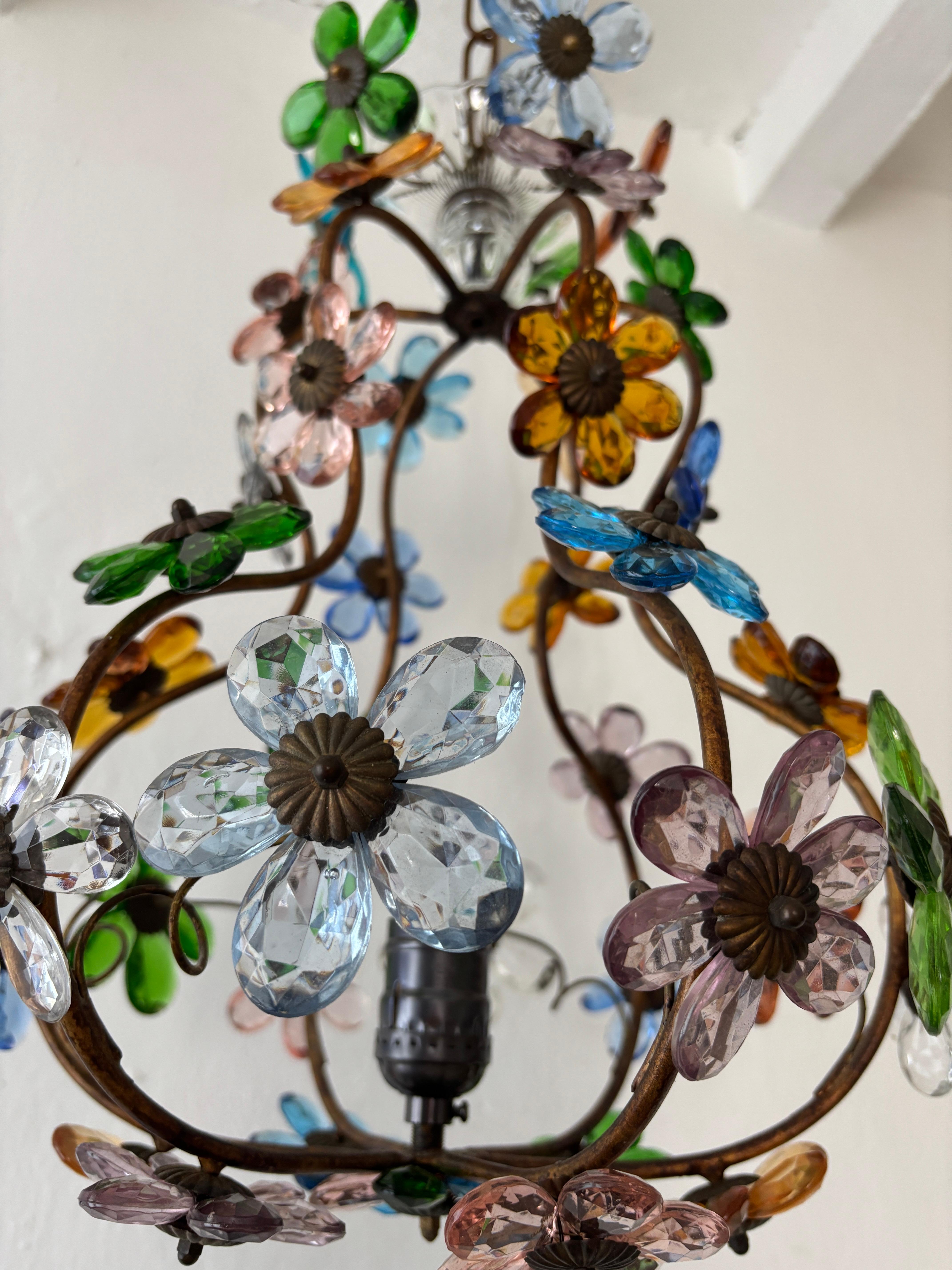 Lustre rare de la Maison Baguès avec prisme en cristal à fleurs multicolores en vente 3