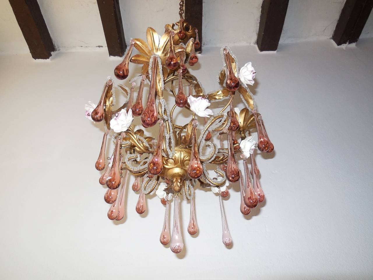 French Maison Bagues Style Pink Drops Beaded Porcelain Roses Tole Chandelier In Good Condition For Sale In Modena (MO), Modena (Mo)