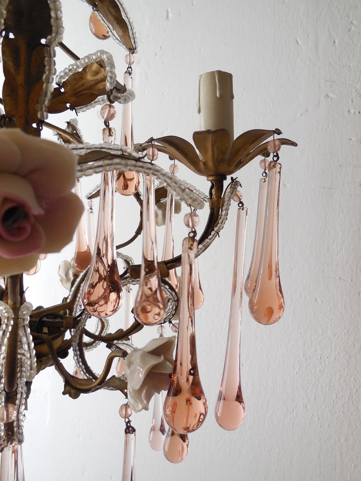 French Maison Bagues Style Pink Drops Beaded Porcelain Roses Tole Chandelier For Sale 4