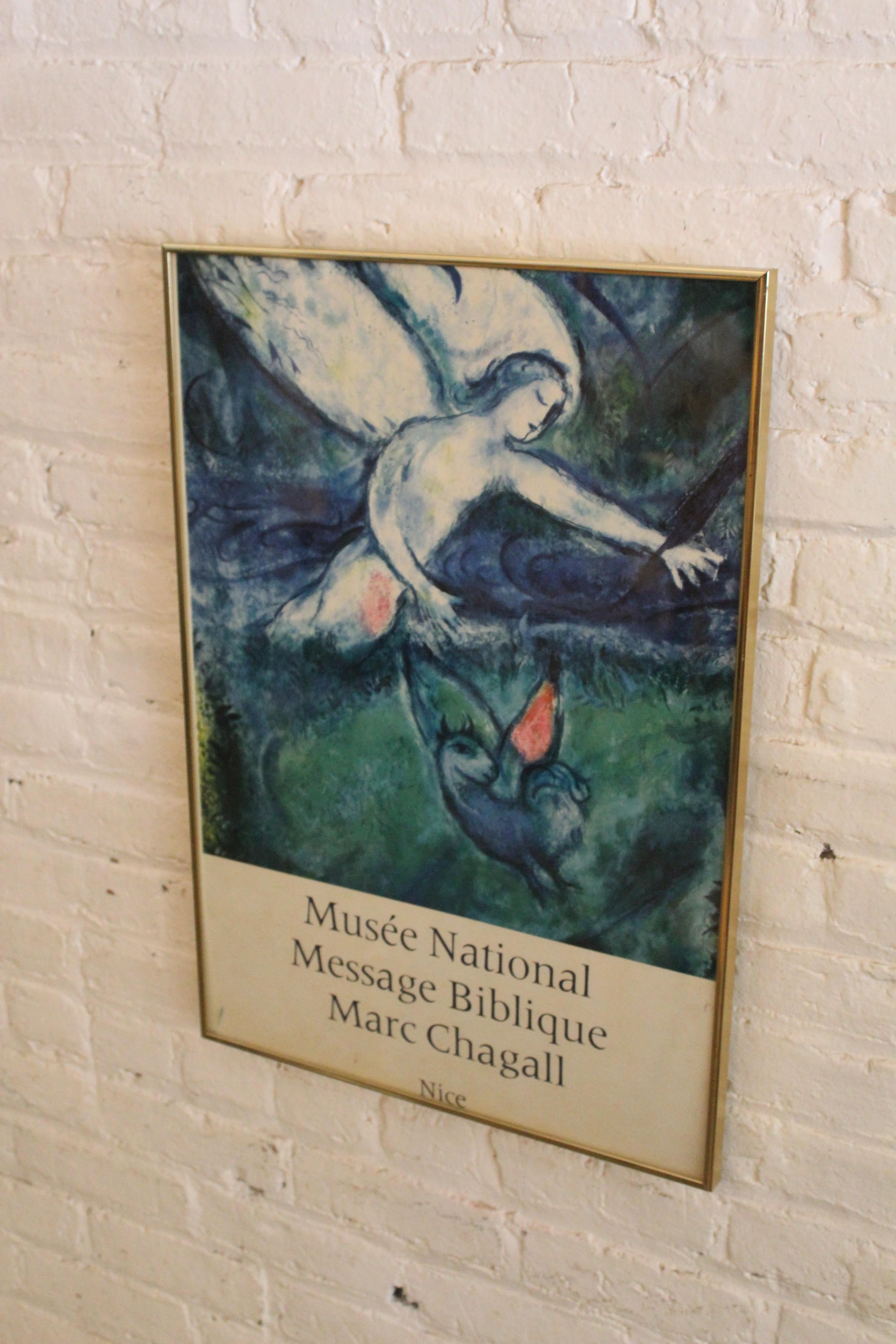 Verleihen Sie jedem Raum ein engelhaftes französisches Flair mit dieser gerahmten Vintage-Lithografie aus dem Musée National Marc Chagall in Nizza, Frankreich. Mit einer Nahaufnahme aus seinem ikonischen christlich-surrealistischen Werk 