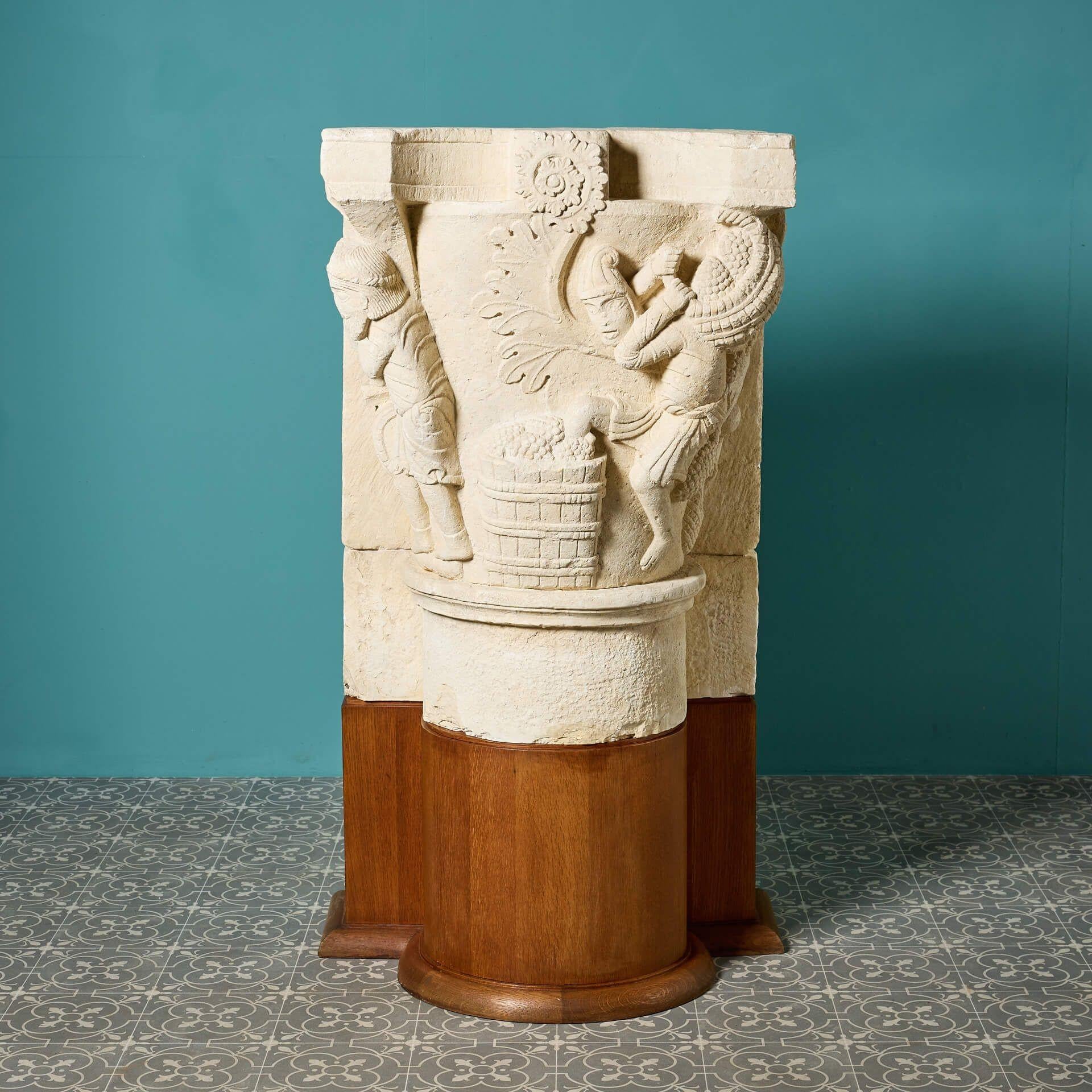 Medievale Modello di capitello romanico in gesso del museo francese su basamento in vendita